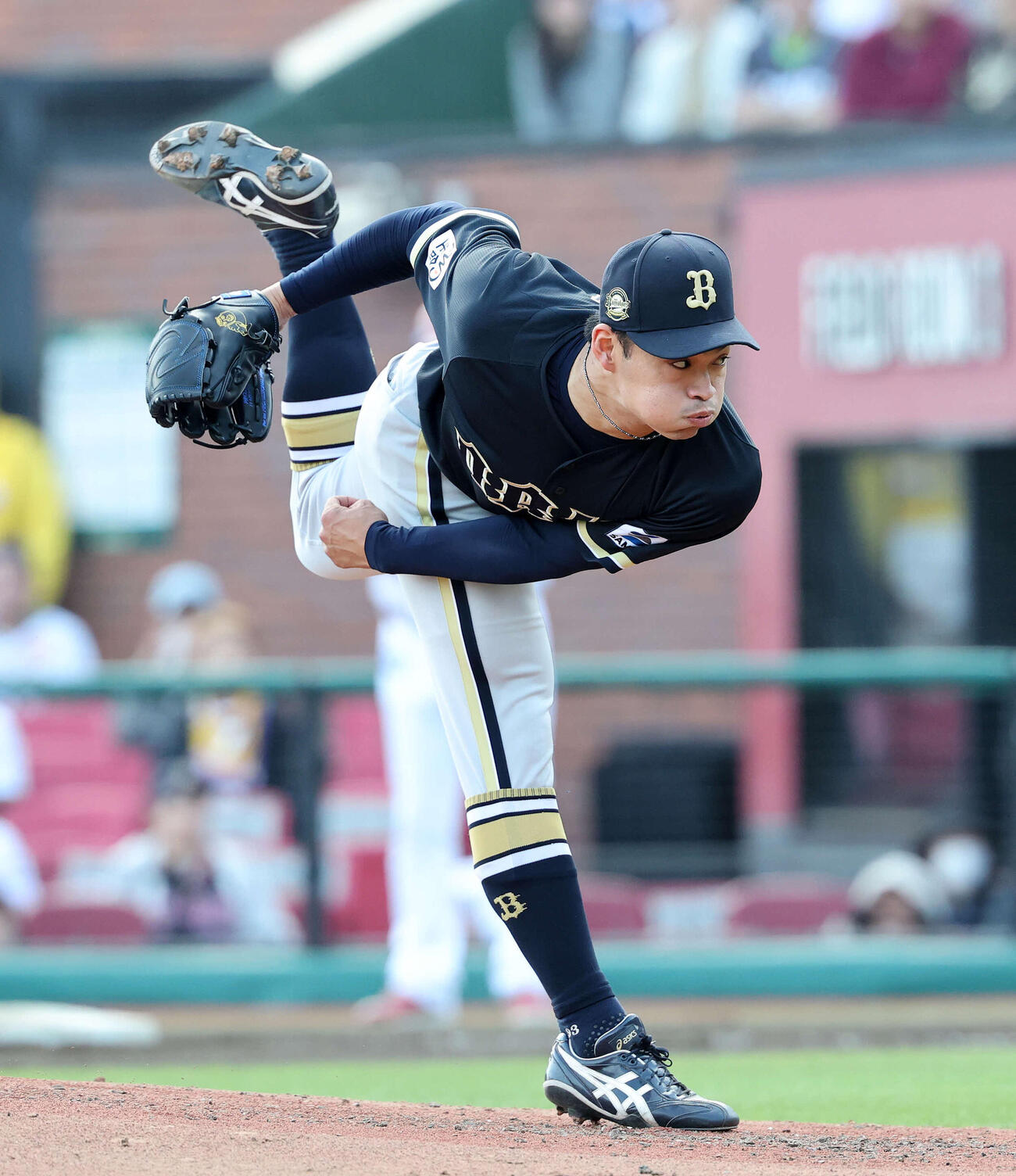 楽天対オリックス　力投するオリックス4番手の佐藤一（撮影・鈴木正人）　