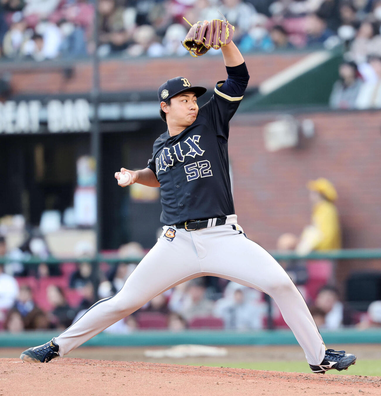 楽天対オリックス　力投するオリックス5番手の横山楓（撮影・鈴木正人）　