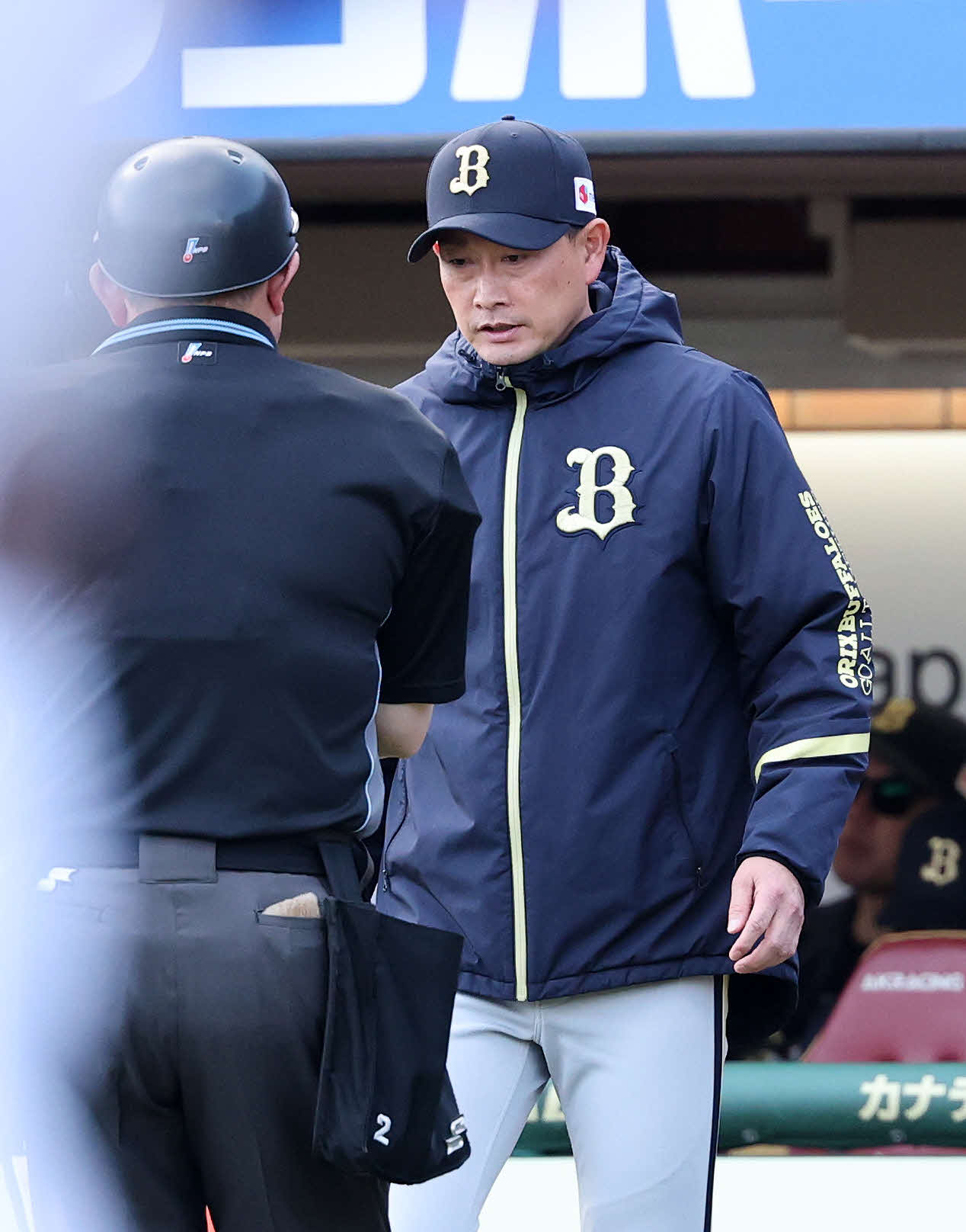 楽天対オリックス　6回裏、投手交代を告げるオリックス岸田監督（撮影・鈴木正人）　