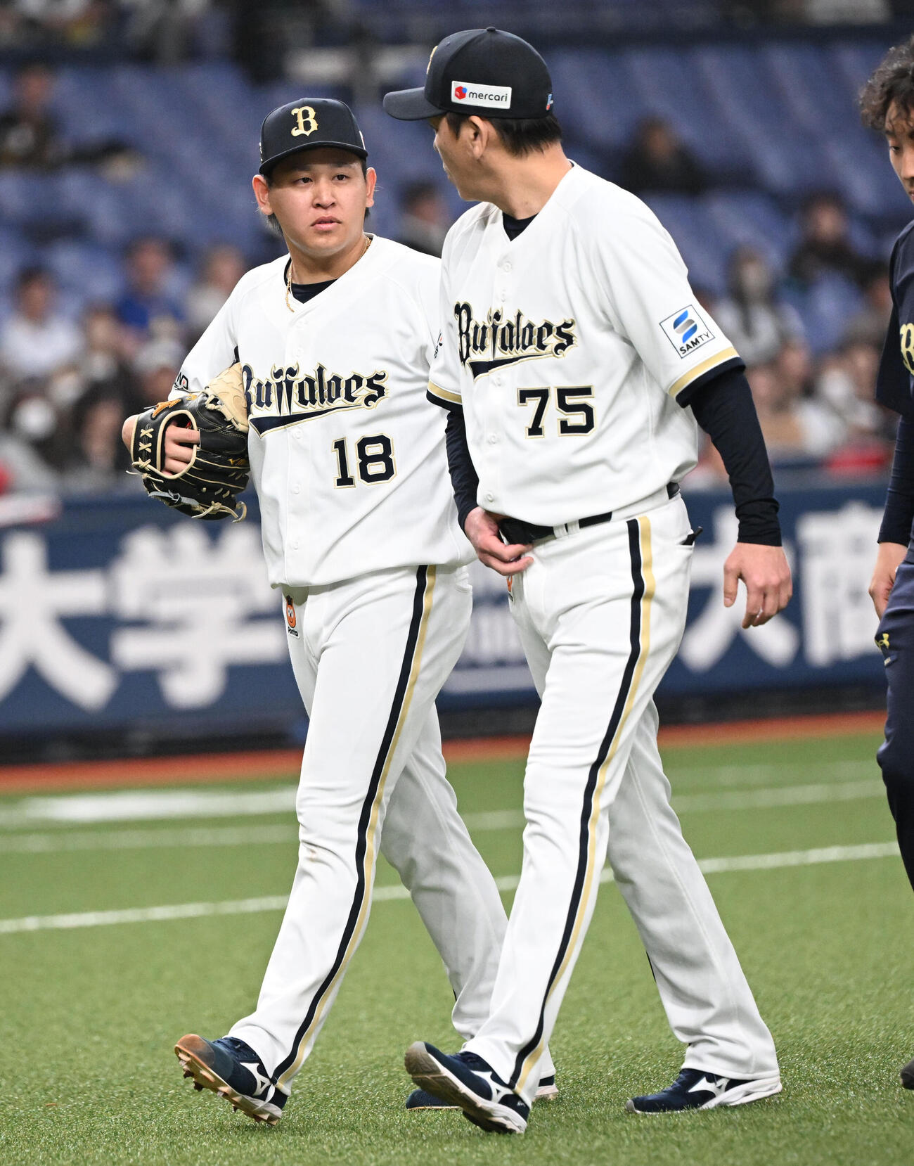 4月9日　オリックス対ロッテ　6回表ロッテ2死満塁、緊急降板する宮城。右は厚沢コーチ
