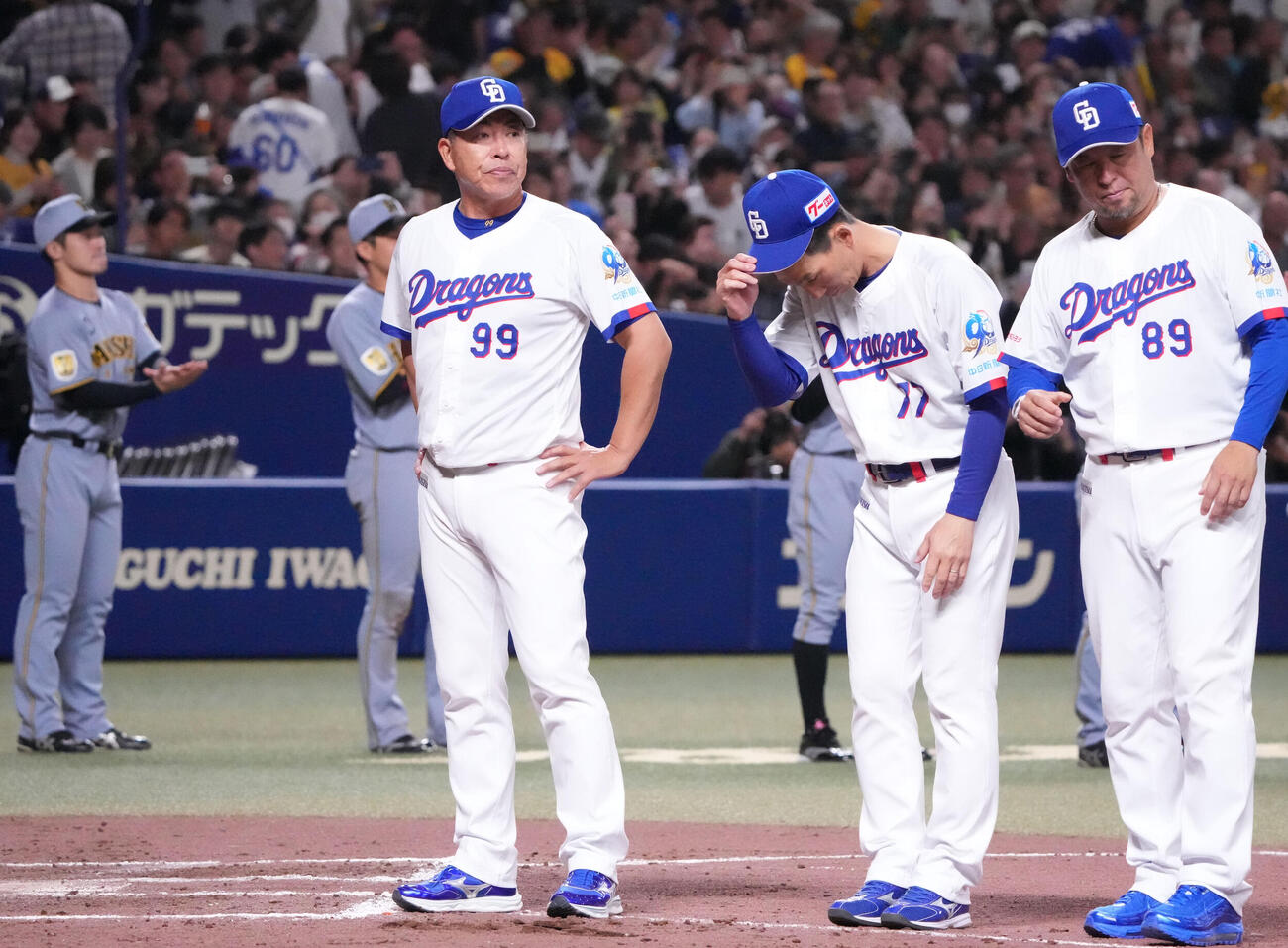 中日対阪神　試合終了、井上監督（左）は整列しあいさつをする（撮影・森本幸一）