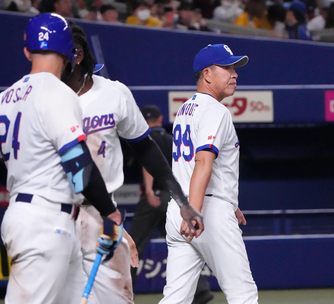 中日対阪神　試合終了、井上監督（右）は整列する（撮影・森本幸一）