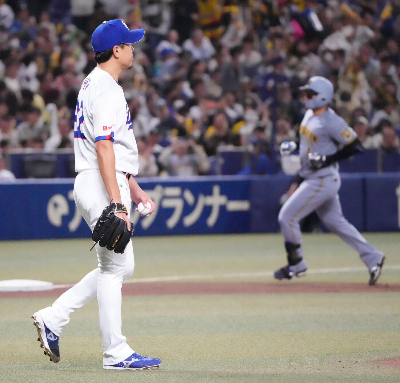 中日対阪神　1回表阪神2死、大野雄大（左）は森下翔太に本塁打を打たれる（撮影・森本幸一）