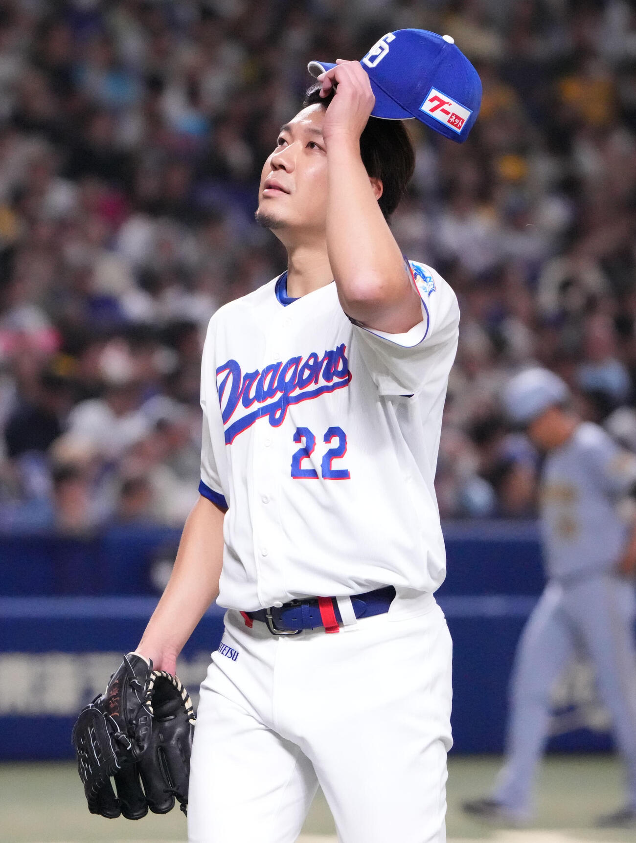 中日対阪神　1回表終了、ベンチへ戻る大野（撮影・森本幸一）