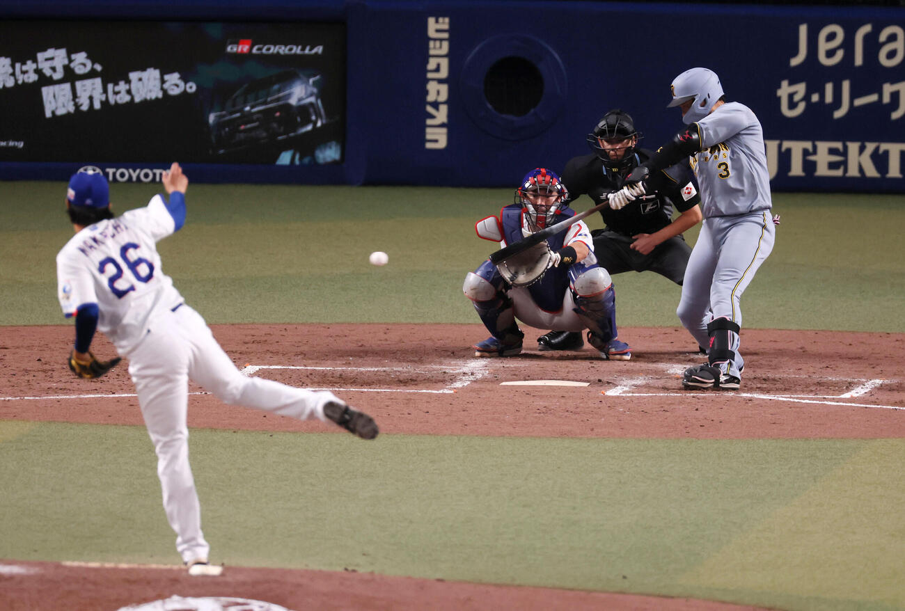 中日対阪神　5回表阪神2死一塁、右線に安打を放つ大山。投手仲地（撮影・加藤哉）