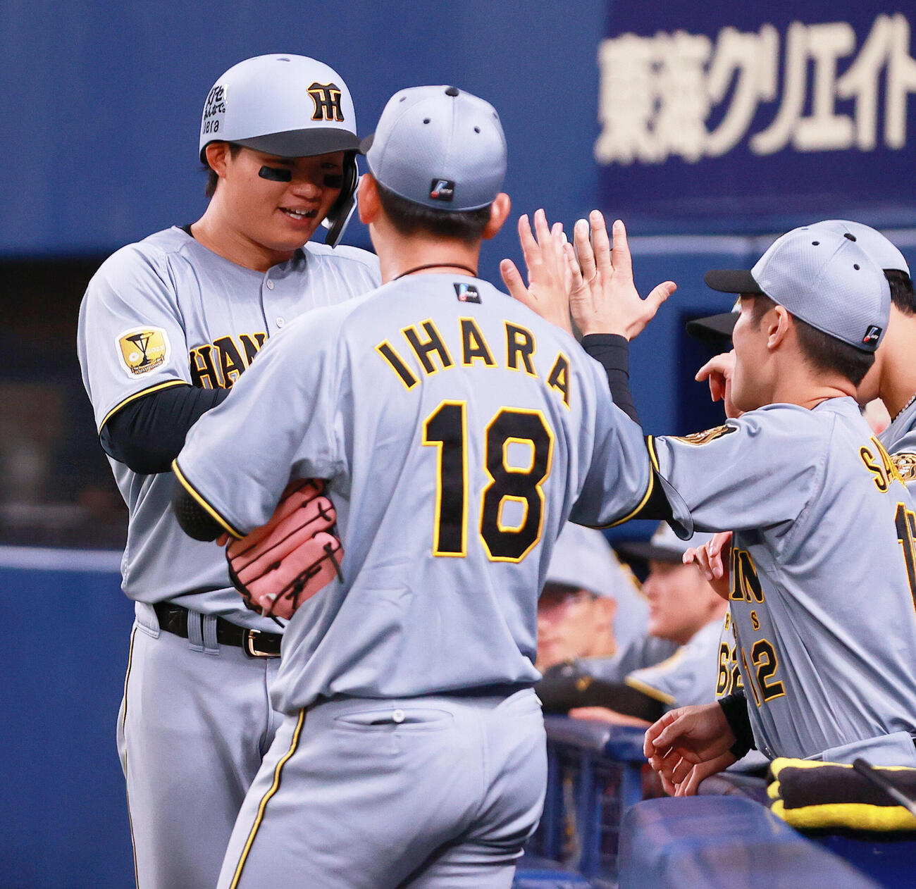 中日対阪神　1回表阪神2死、森下（左）はソロ本塁打を放ち祝福を受ける（撮影・上山淳一）