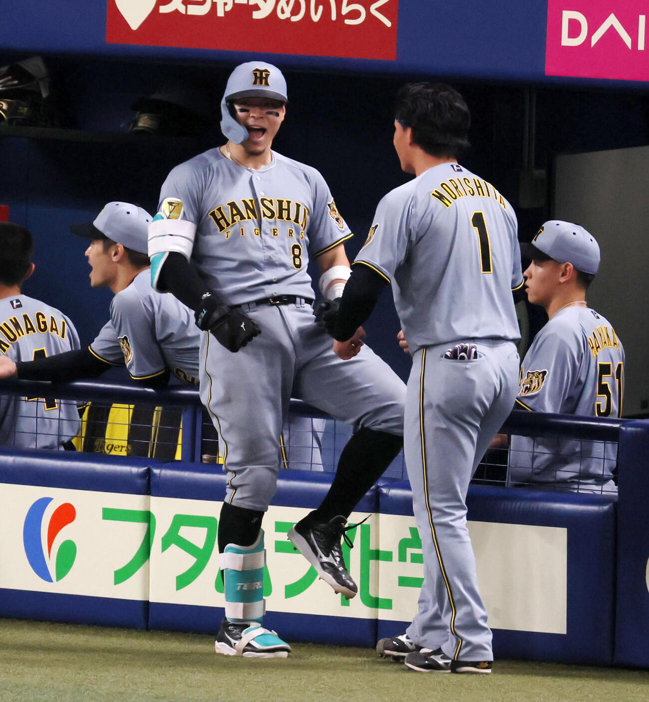 中日対阪神　9回表阪神1死三塁、佐藤（左）は中越え2点本塁打を放ちベンチ前で森下とポーズを決める（撮影・加藤哉）