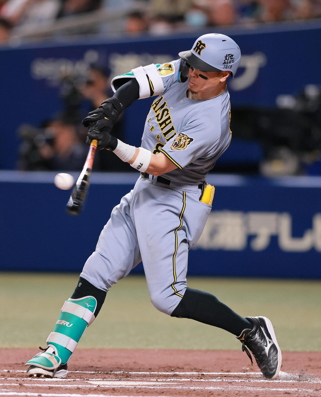 中日対阪神　7回表阪神1死一、二塁、佐藤は3点本塁打を放つ（撮影・上山淳一）