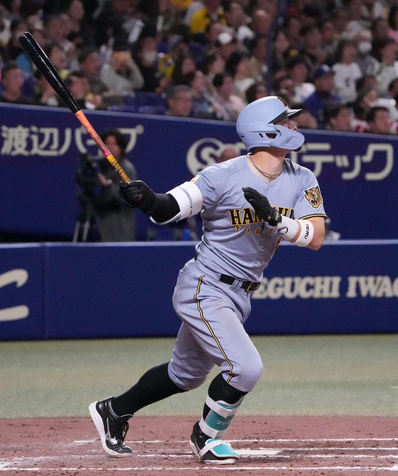 中日対阪神　9回表阪神1死三塁、2点本塁打を放つ佐藤（撮影・森本幸一）
