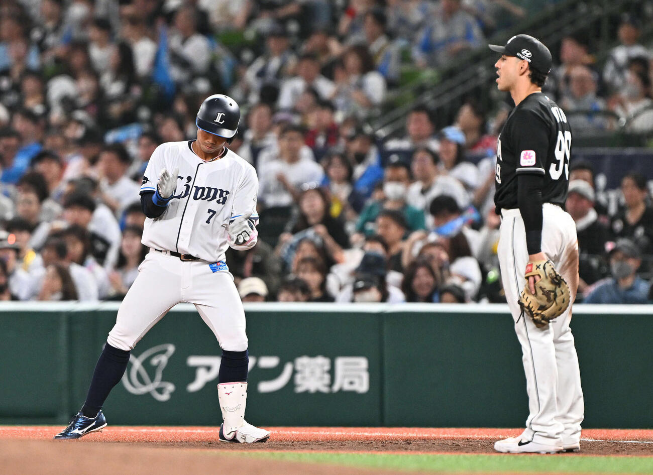 西武対ロッテ　4回裏西武2死三塁、桑原（左）は右前適時打を放ち手をたたいて喜ぶ。一塁手ソト（撮影・滝沢徹郎）