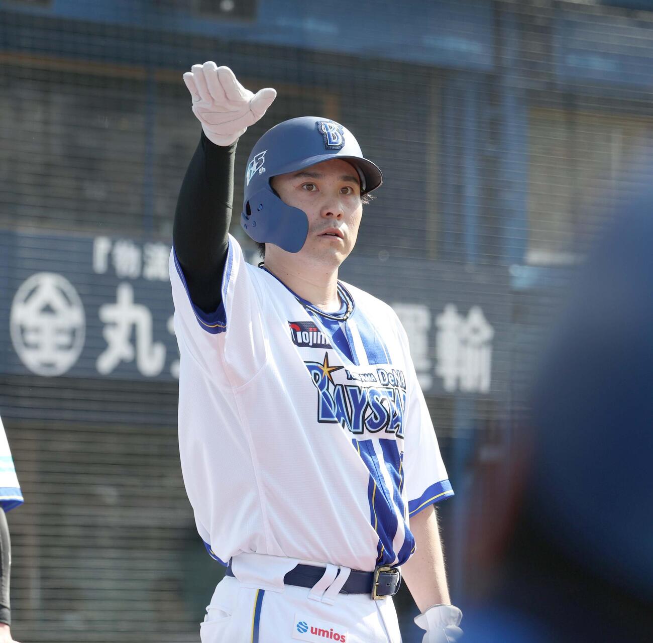 DeNA対広島　3回裏、2点適時二塁打を放った佐野は生還しポーズをとる（撮影・黒川智章）