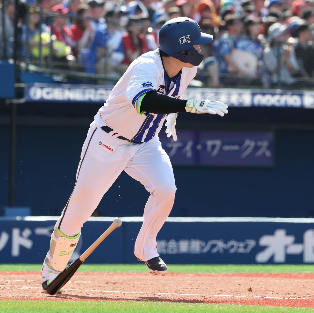 DeNA対広島　3回裏DeNA2死一、二塁、2点適時二塁打を放つ佐野（撮影・黒川智章）