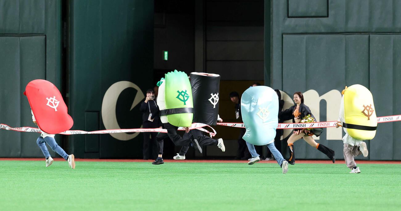 巨人対ヤクルト　すしレースはかんぴょうの勝利（撮影・浅見桂子）