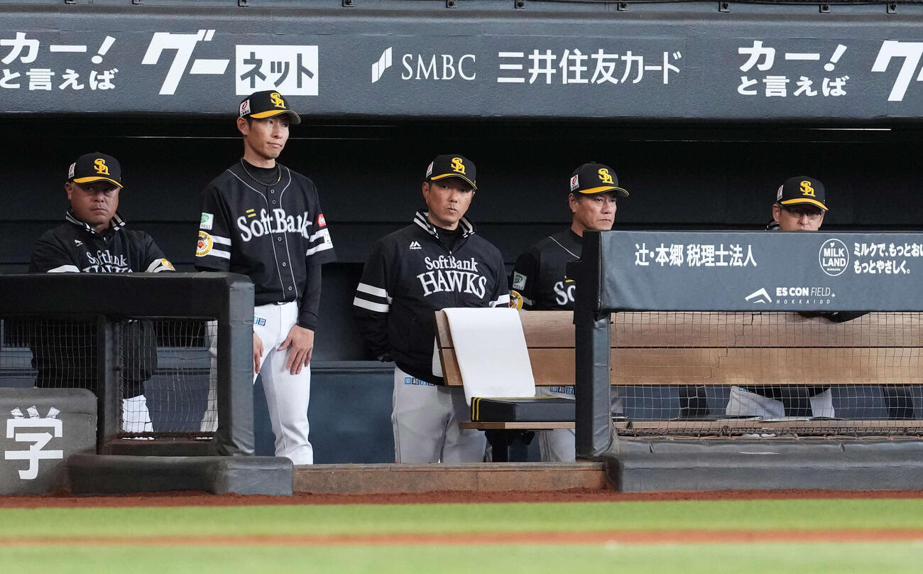 日本ハム対ソフトバンク　3回、戦況を見つめるソフトバンク小久保監督（中央）（撮影・井上学）