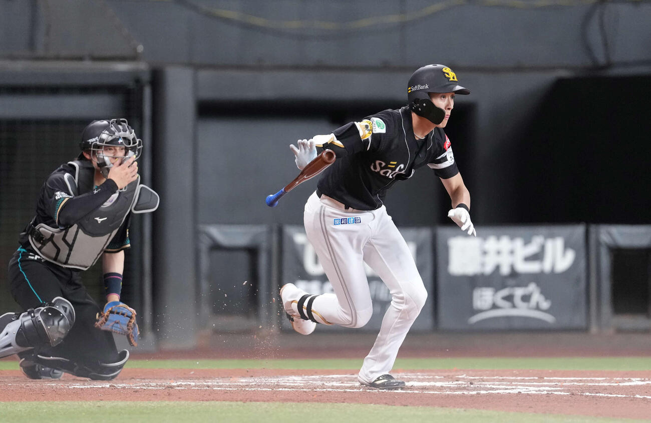 日本ハム対ソフトバンク　6回表ソフトバンク無死一、二塁、安打を放つ周東（撮影・井上学）