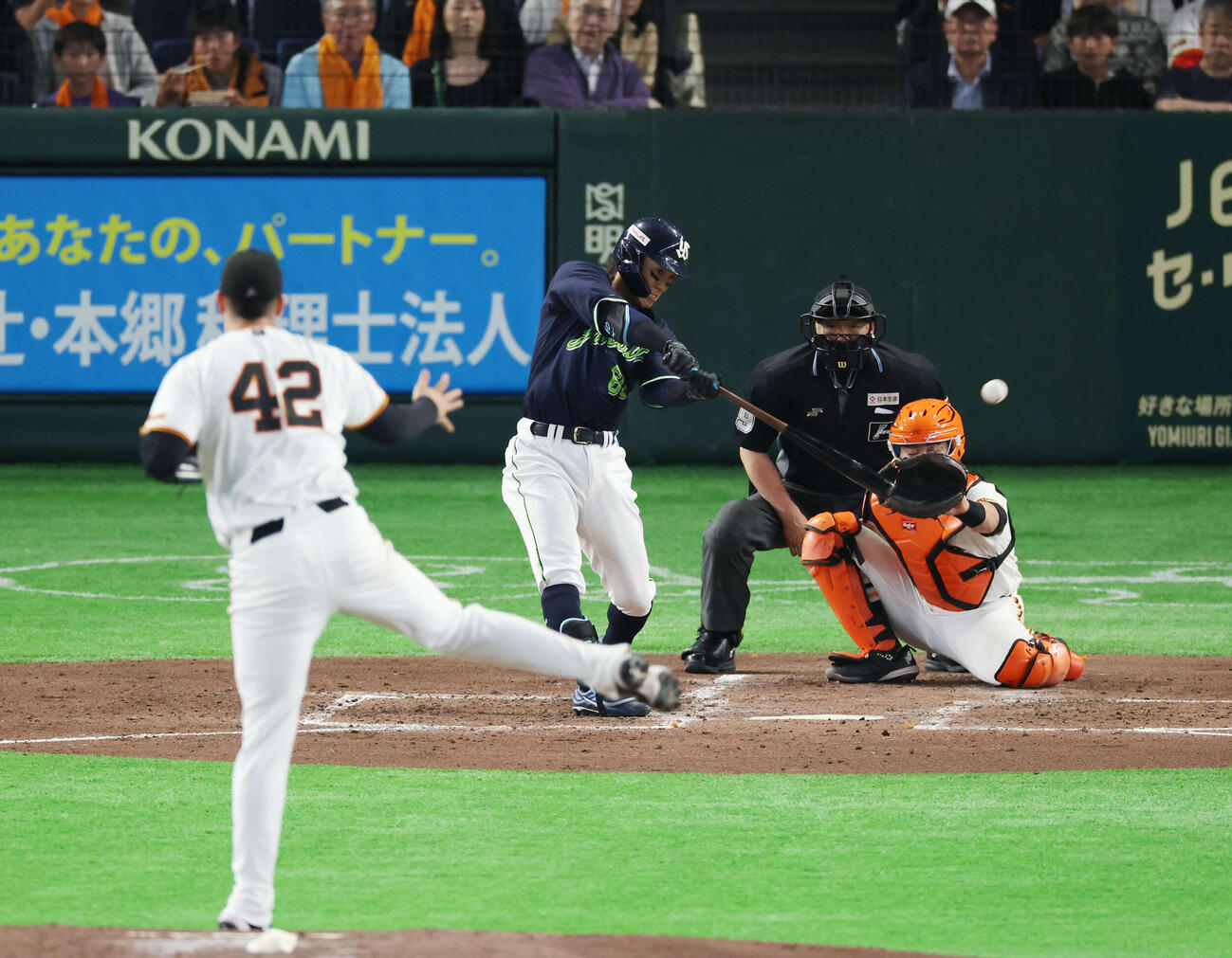 巨人対ヤクルト　4回表ヤクルト1死、二塁打を放つ武岡。投手はマタ（撮影・増田悦実）