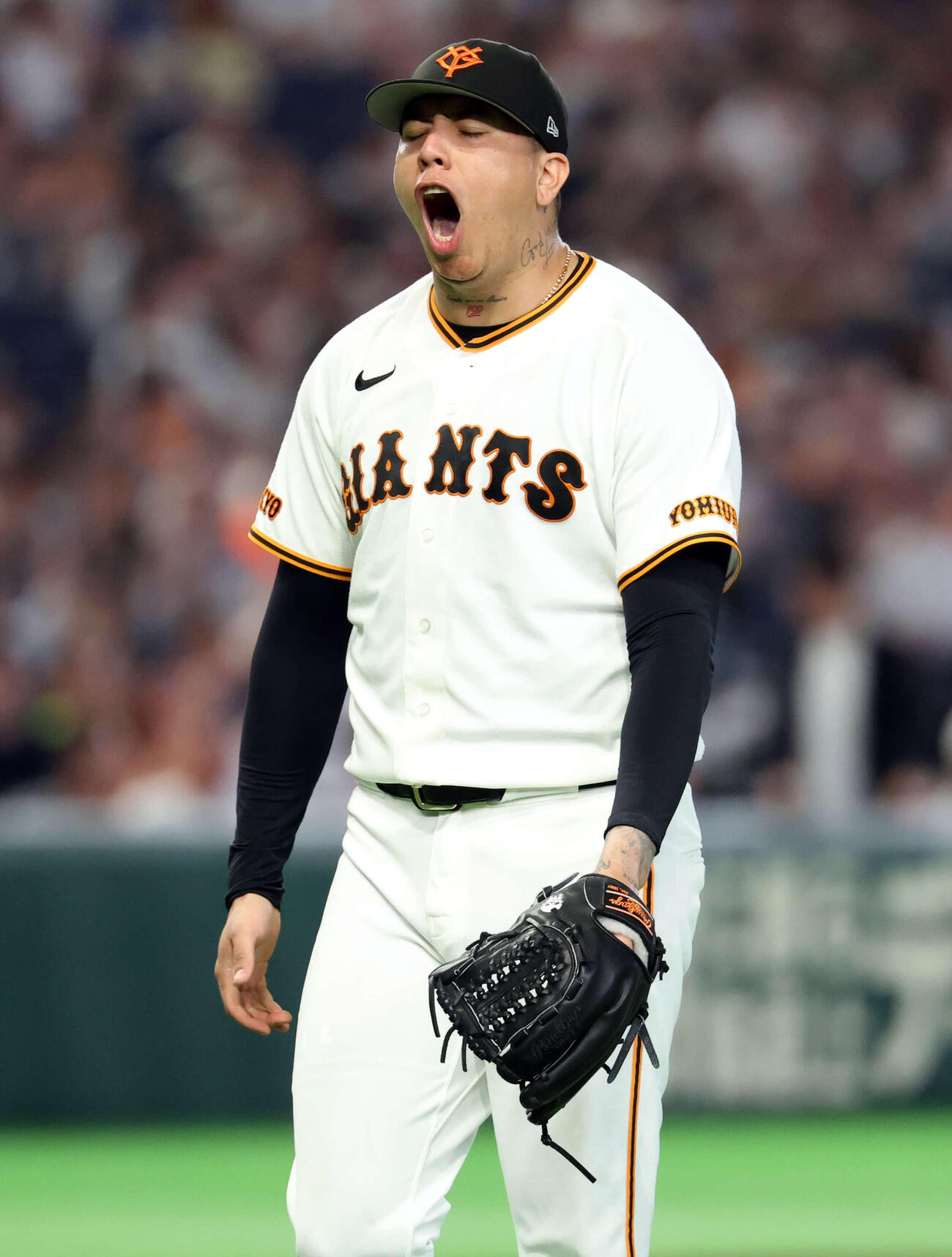 巨人対ヤクルト　4回表ヤクルト2死一、二塁、長岡を左飛に仕留め雄たけびを上げるマタ（撮影・浅見桂子）