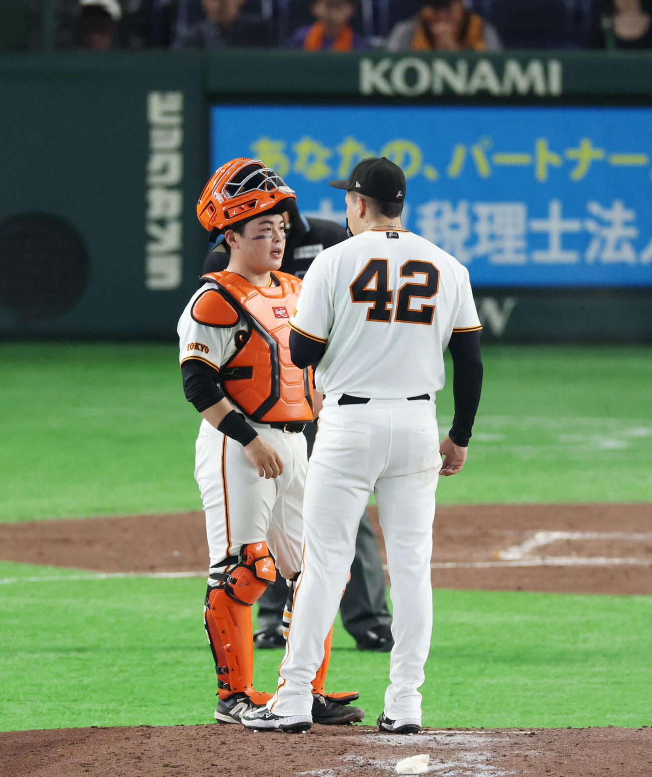 巨人対ヤクルト　5回表ヤクルト無死一塁、四球で走者を出し話をする山瀬（左）とマタ（撮影・増田悦実）