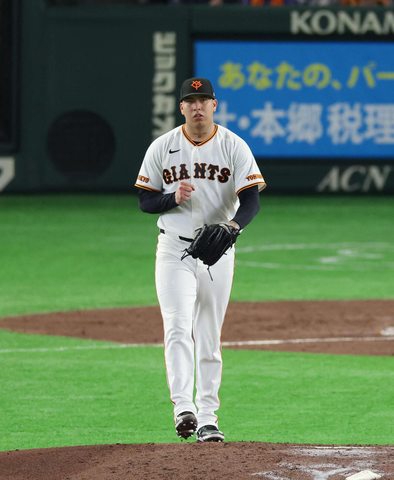 巨人対ヤクルト　4回表ヤクルト1死一塁、オスナを三振に仕留めガッツポーズをするマタ（撮影・増田悦実）