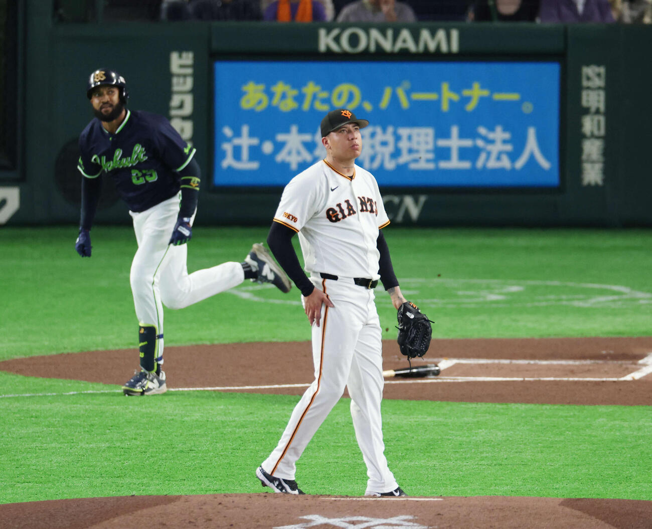 巨人対ヤクルト　1回表ヤクルト無死一塁、サンタナに二塁打を浴びるマタ（撮影・増田悦実）