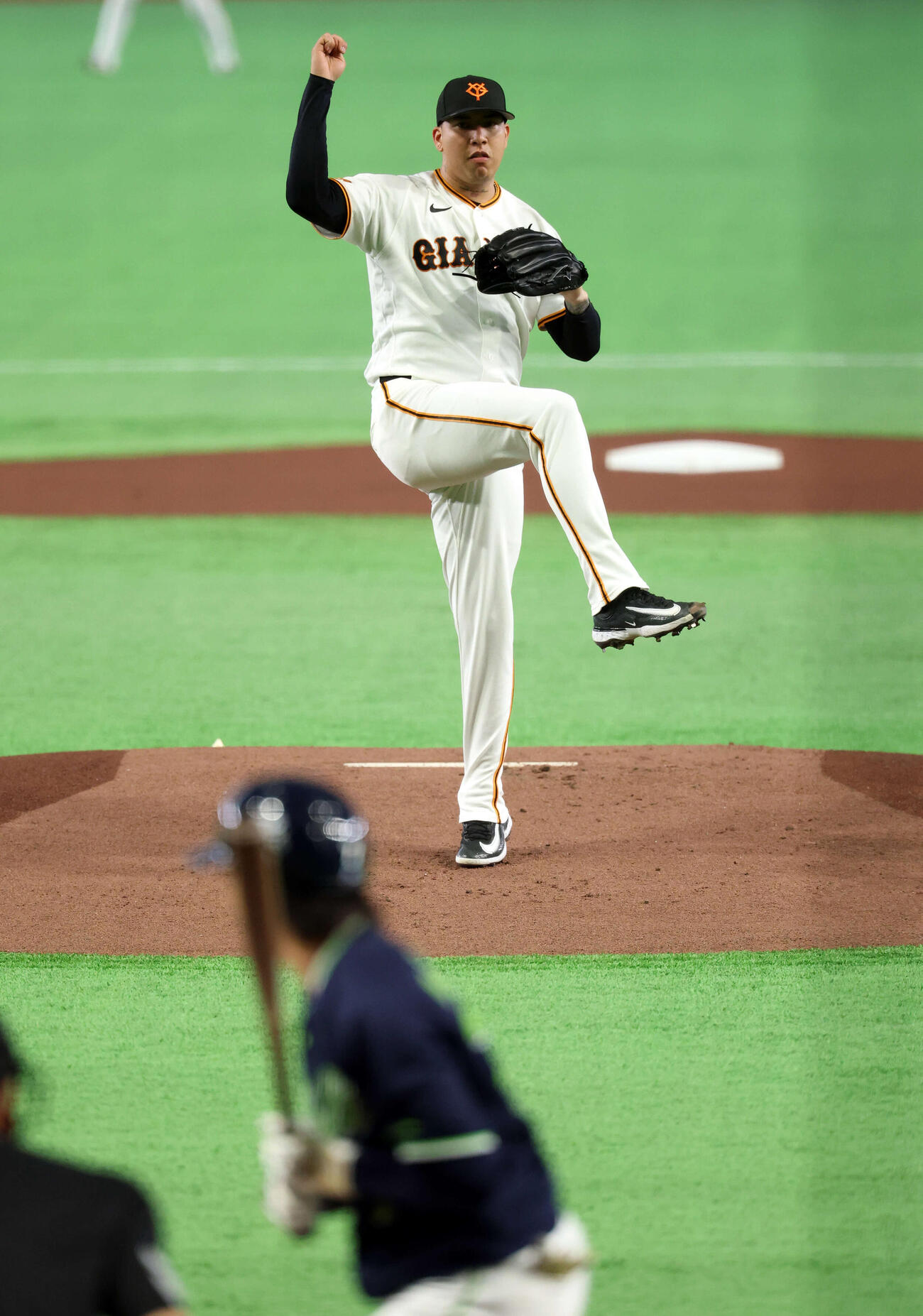 巨人対ヤクルト　力投する巨人先発のマタ。打者長岡（撮影・浅見桂子）