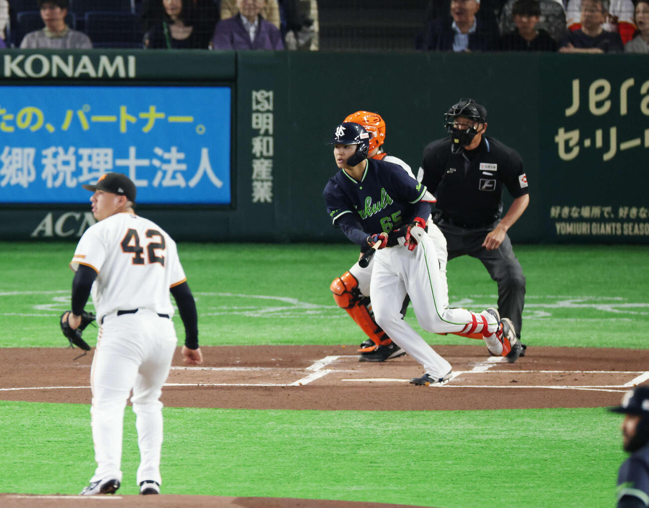 巨人対ヤクルト　1回表ヤクルト無死二、三塁、適時三塁打を放つ鈴木叶。投手はマタ（撮影・増田悦実）