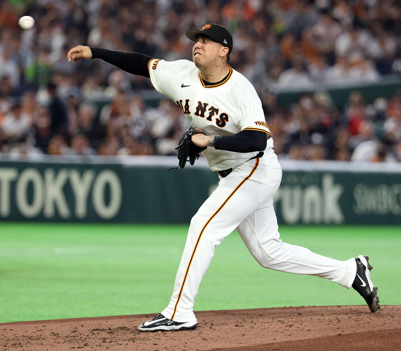 巨人対ヤクルト　力投する巨人先発のマタ（撮影・浅見桂子）