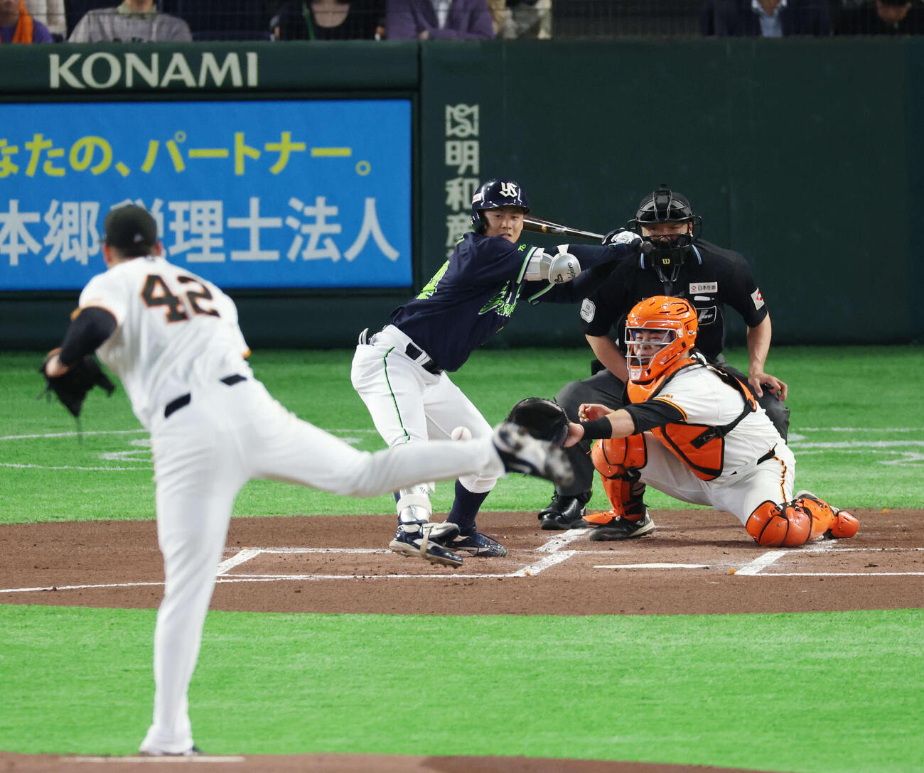 巨人対ヤクルト　1回表ヤクルト1死三塁、死球を受ける岩田。投手はマタ（撮影・増田悦実）