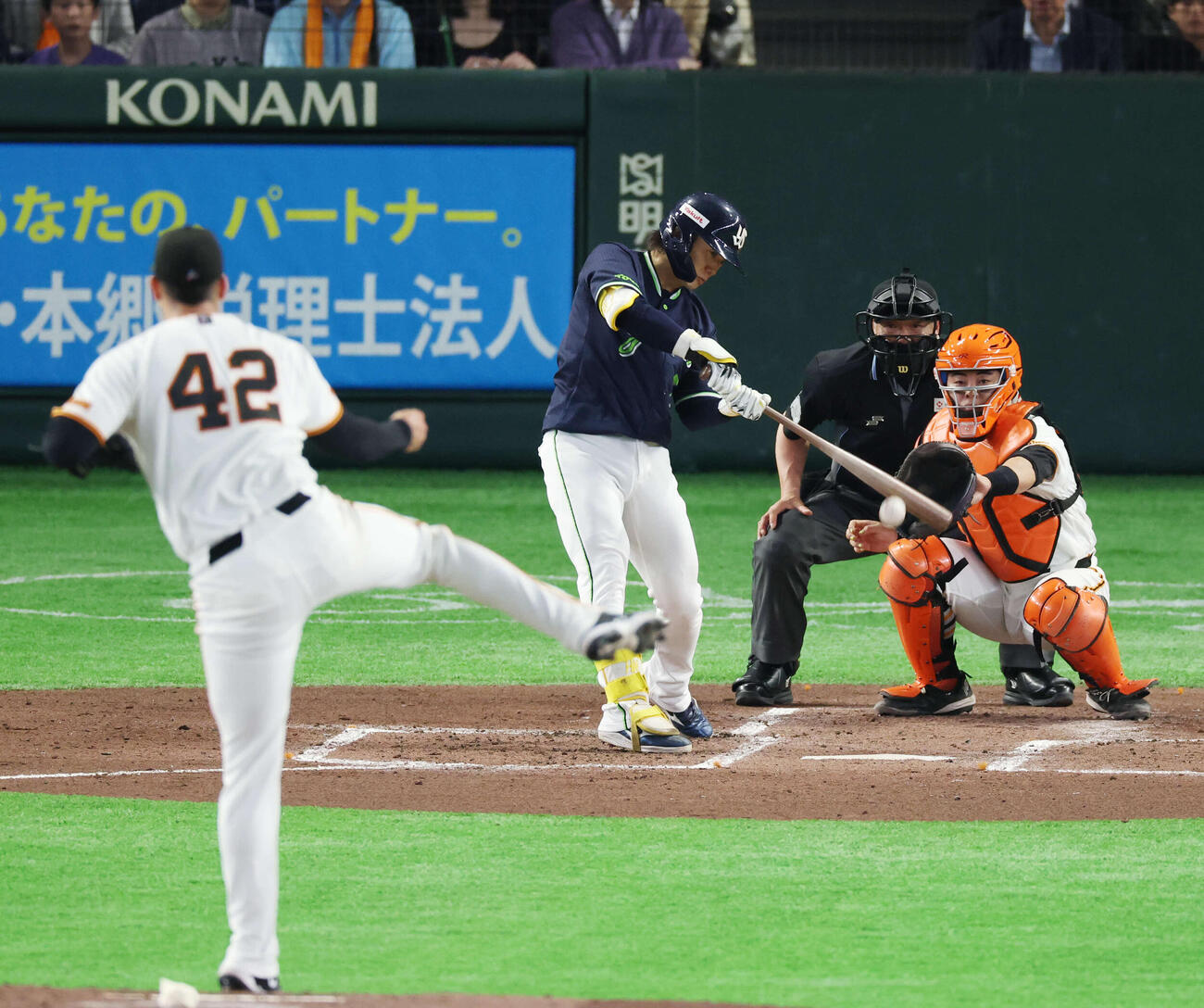 巨人対ヤクルト　2回表ヤクルト2死、内野安打を放つ長岡。投手はマタ（撮影・増田悦実）