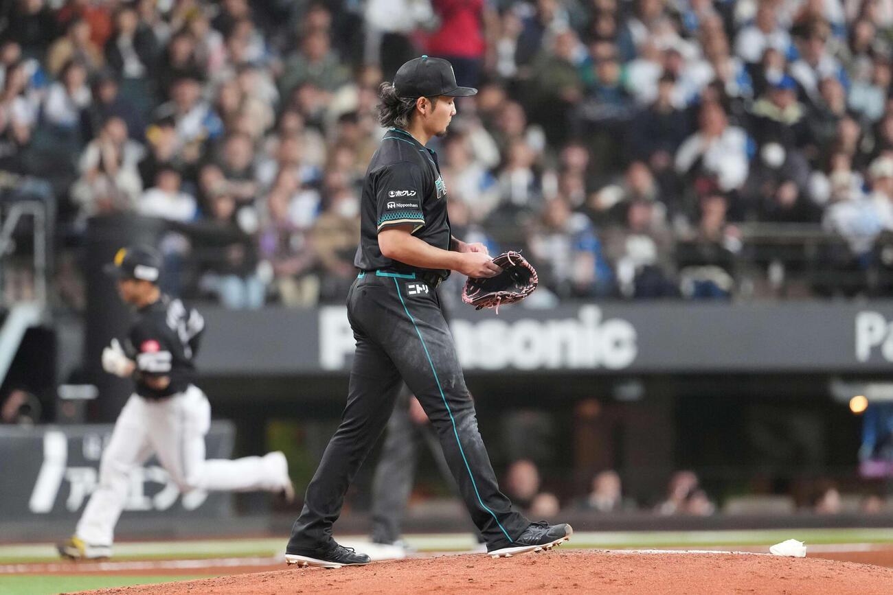 日本ハム対ソフトバンク　6回表ソフトバンク2死一、三塁、近藤に3点本塁打をあびる伊藤（撮影・井上学）