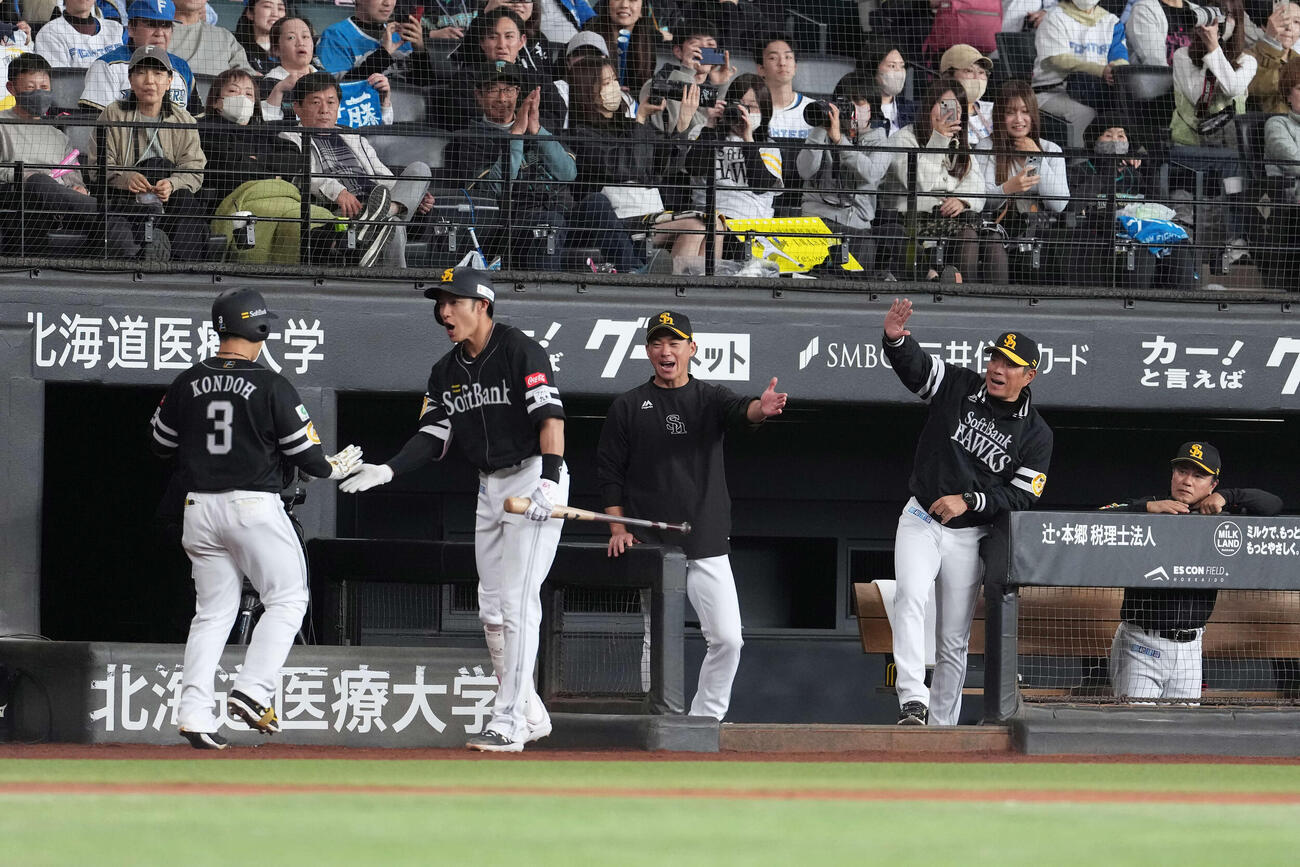 日本ハム対ソフトバンク　6回表ソフトバンク2死一、三塁、、3点本塁打を放ち生還した近藤を出迎える柳田（左から2人目）小久保監督（同4人目）撮影・井上学）