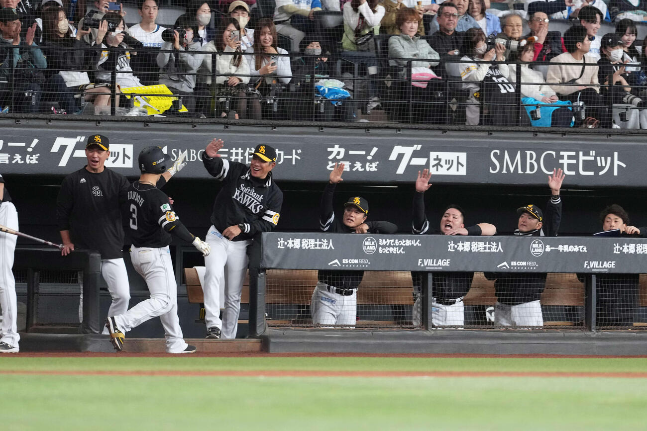 日本ハム対ソフトバンク　6回表ソフトバンク2死一、三塁、、3点本塁打を放ち生還した近藤を出迎える小久保監督（左から3人目）ら撮影・井上学）