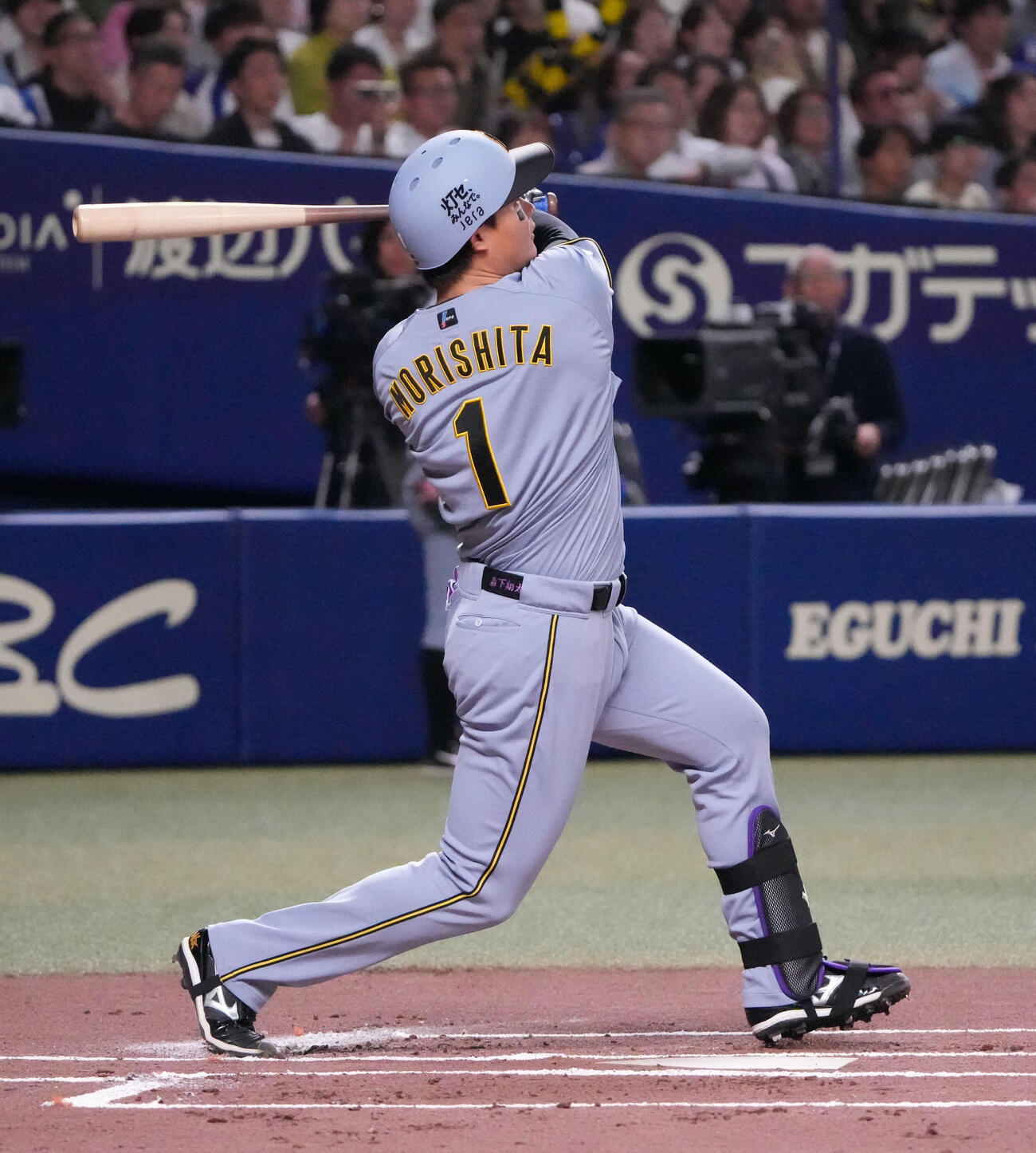 中日対阪神　1回表阪神2死、左越え本塁打を放つ森下（撮影・森本幸一）
