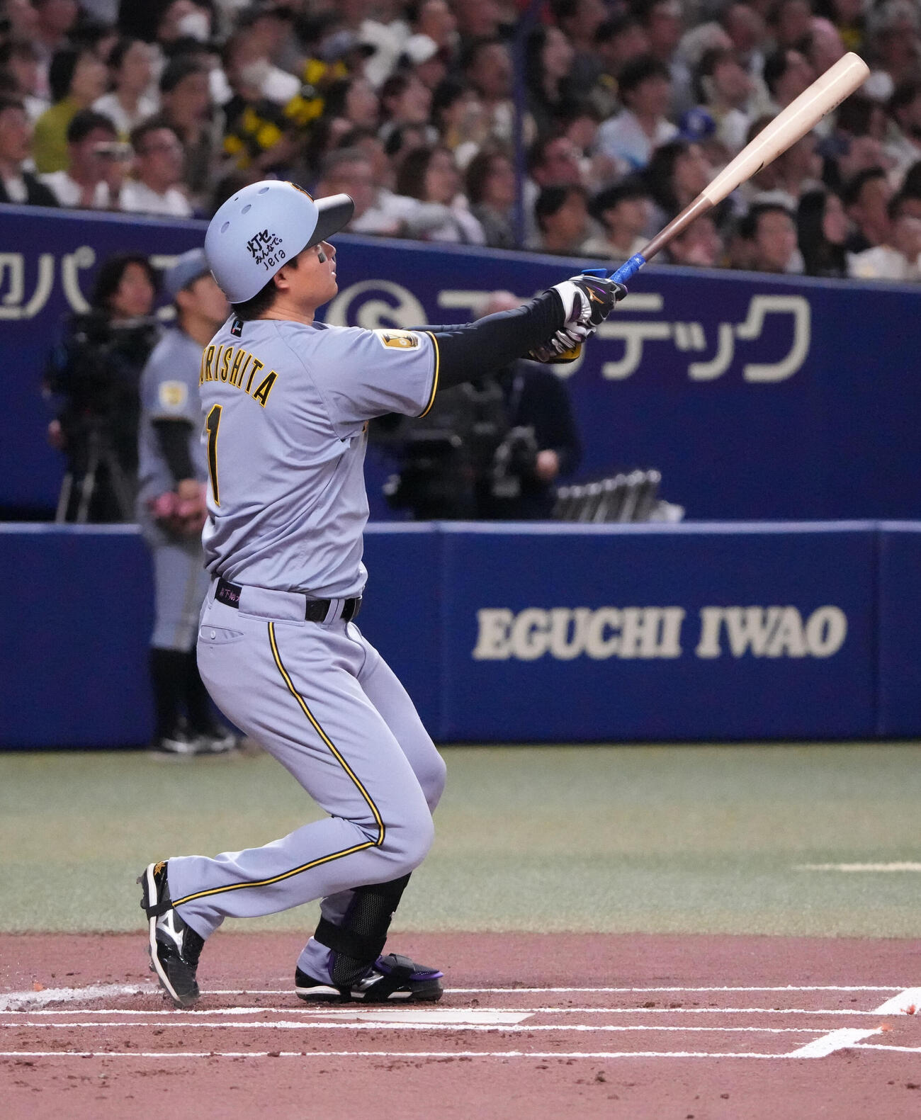 中日対阪神　1回表阪神2死、左越え本塁打を放つ森下（撮影・森本幸一）