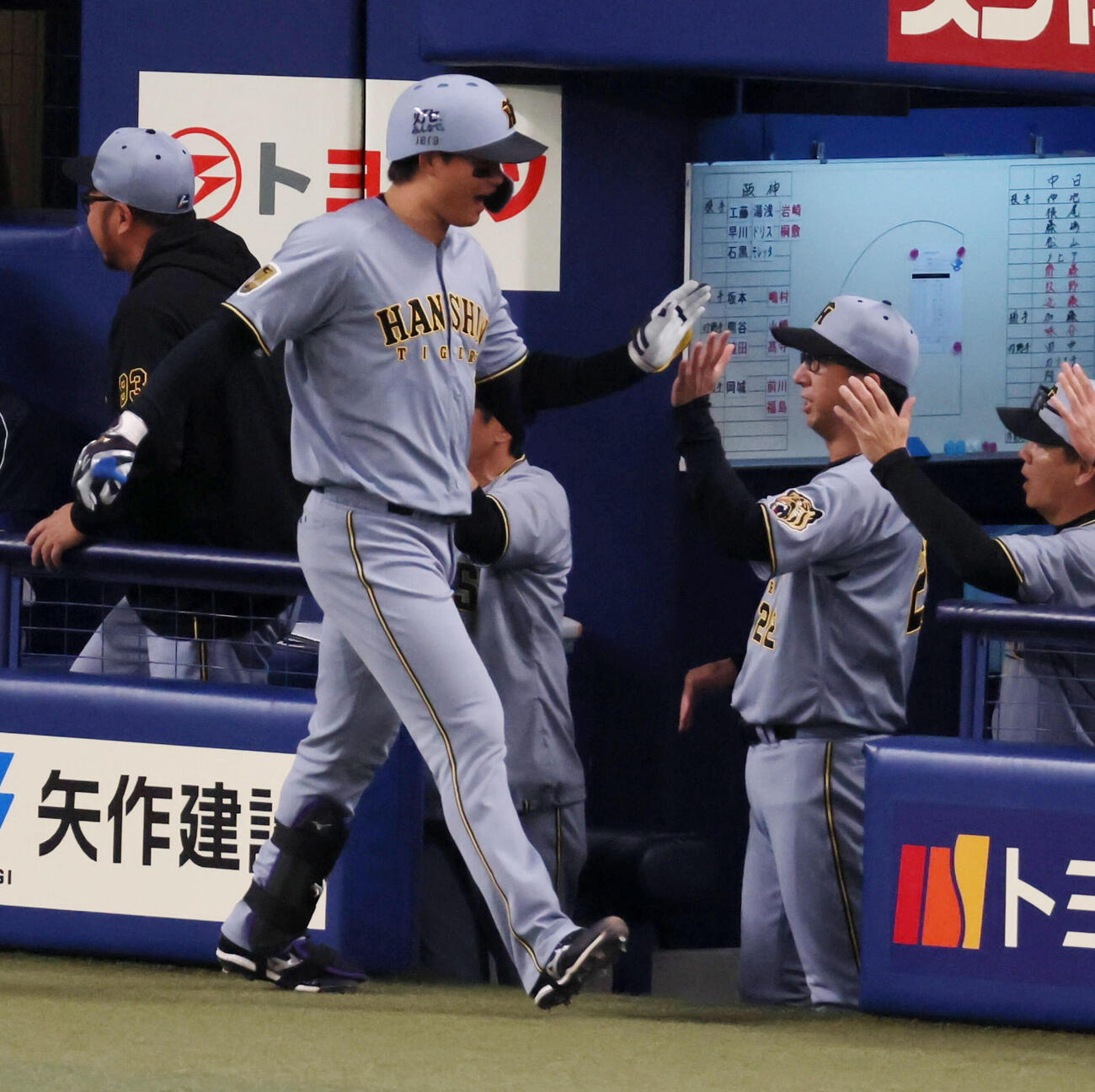 中日対阪神　1回表阪神2死、ソロ本塁打を放った森下（左）はベンチで藤川監督とタッチする（撮影・加藤哉）