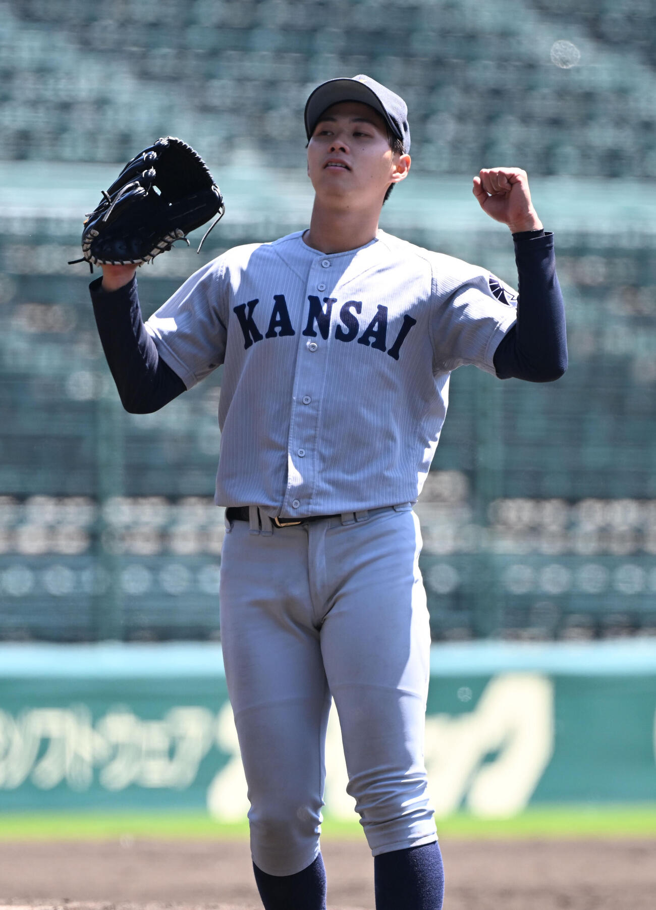 関学大対関大　関学大を1安打完封した関大・米沢はガッツポーズ（撮影・和賀正仁）
