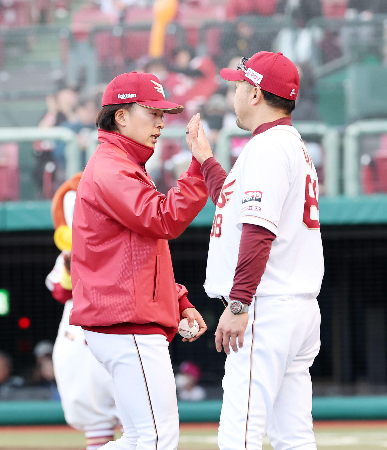 楽天対オリックス　勝利しタッチを交わす楽天早川（左）と三木監督（撮影・鈴木正人）　