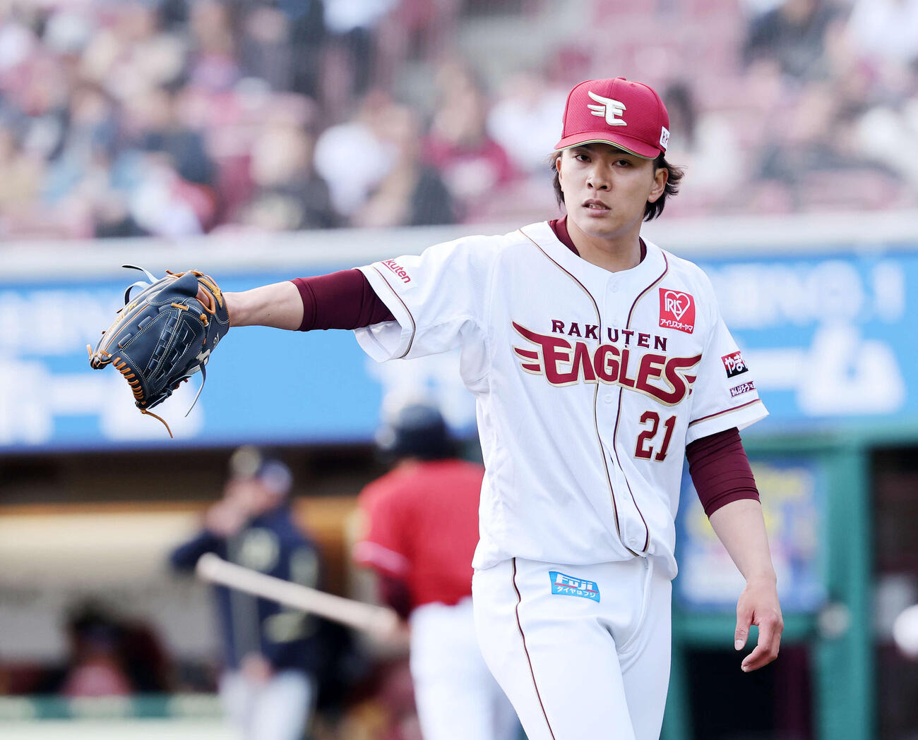 楽天対オリックス　6回表、オリックスの攻撃を抑えベンチに引き揚げる楽天早川（撮影・鈴木正人）　