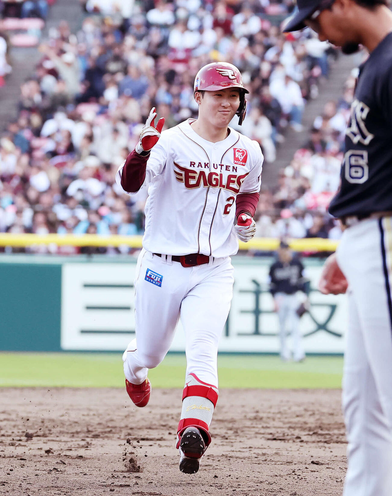 楽天対オリックス　5回裏楽天2死、太田光はソロ本塁打を放ちポーズを決める（撮影・鈴木正人）　