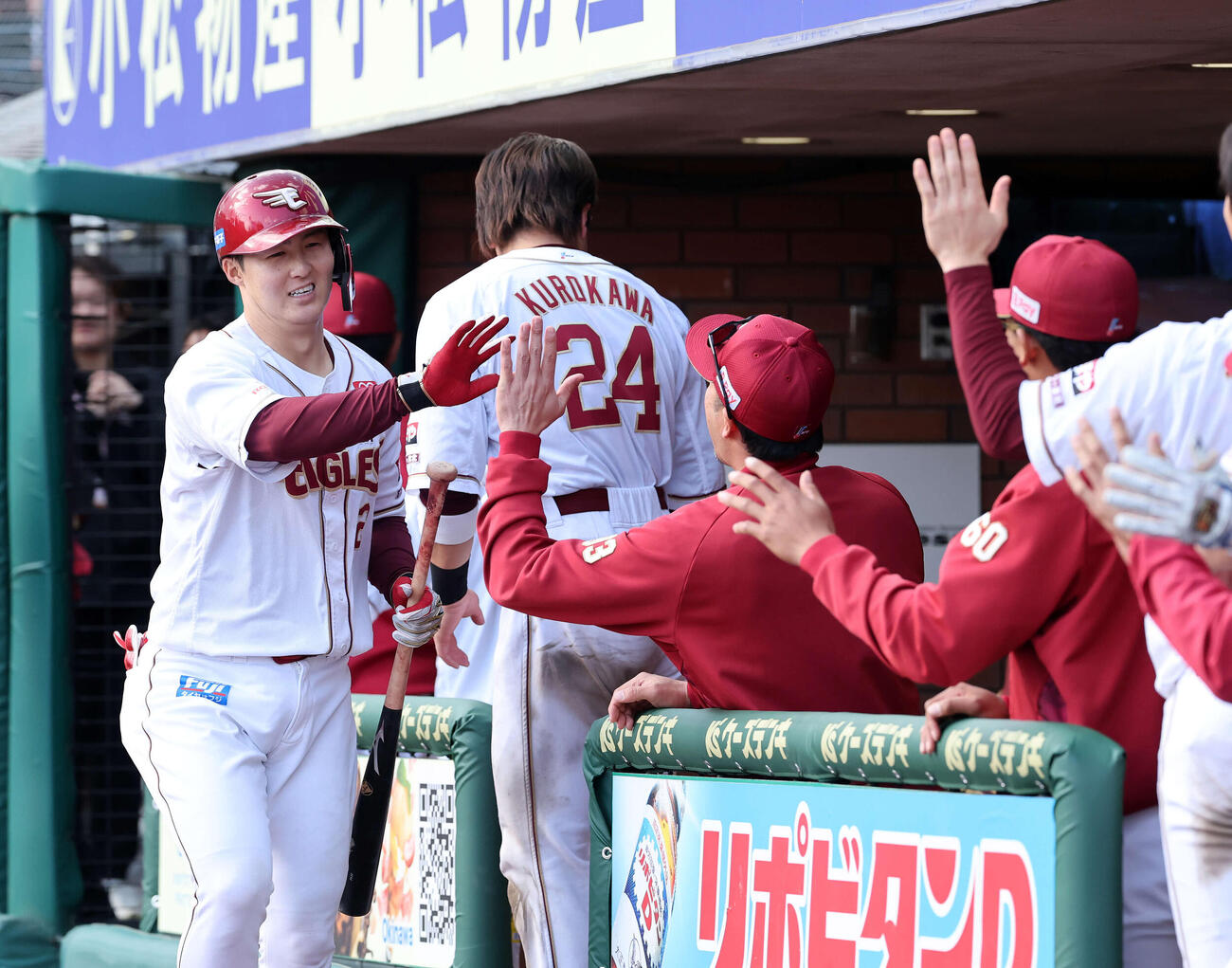楽天対オリックス　5回裏楽天2死、太田（左）はソロ本塁打を放ちベンチ前でタッチ（撮影・鈴木正人）　