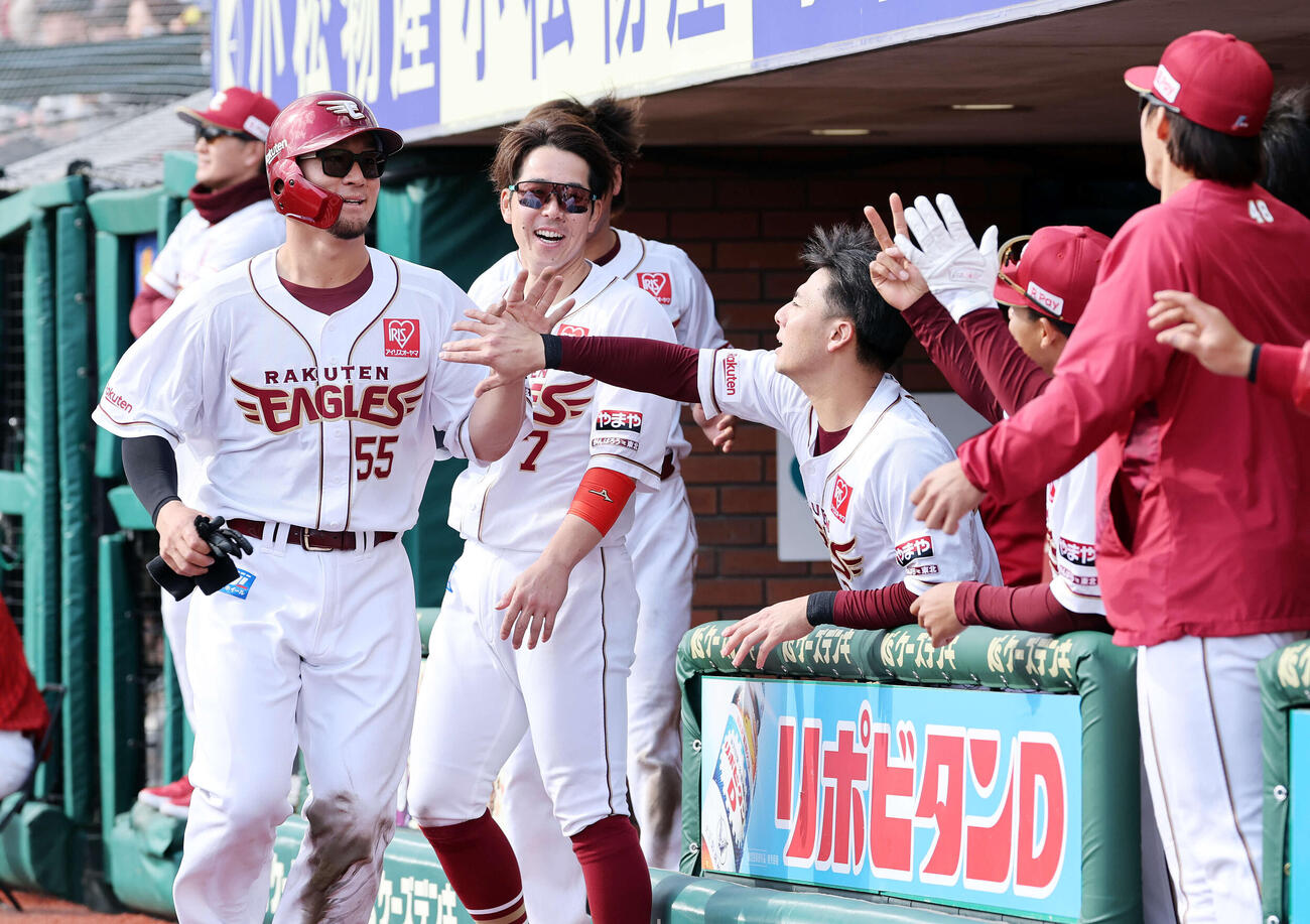 楽天対オリックス　4回裏楽天1死三塁、太田の適時打でYG安田（左）が生還しベンチ前で喜ぶ（撮影・鈴木正人）　