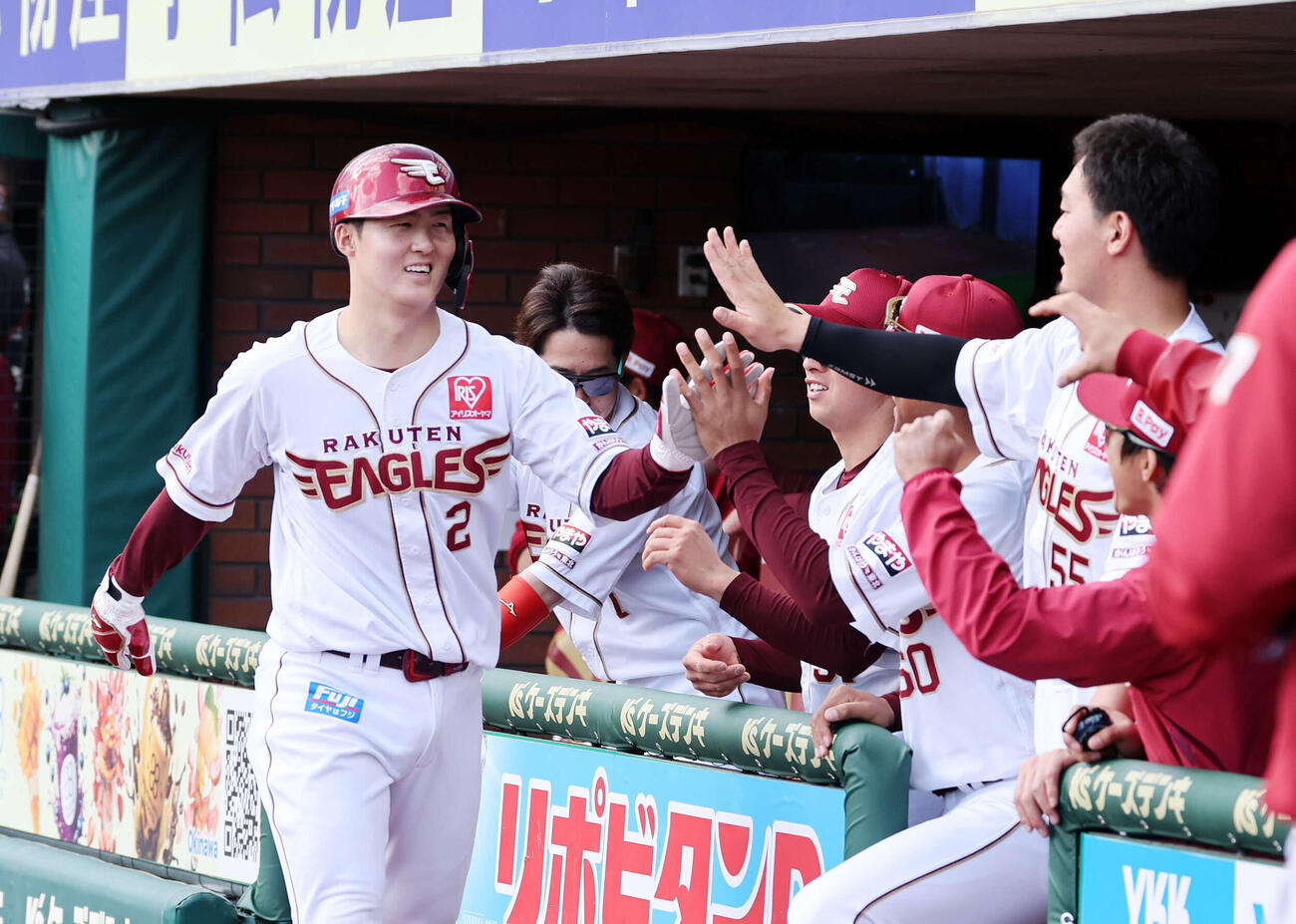 楽天対オリックス　4回裏楽天2死二塁、小深田の適時三塁打で太田（左）が生還しベンチ前でタッチ（撮影・鈴木正人）　