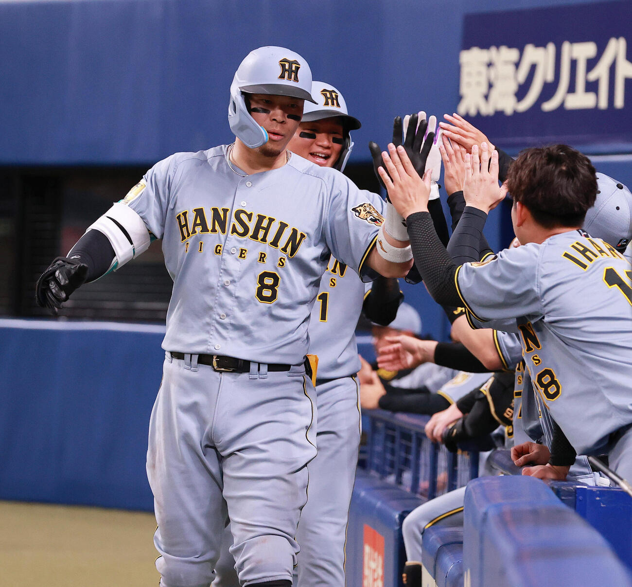 中日対阪神　7回表阪神1死一、二塁、佐藤（左）は3点本塁打を放ち祝福を受ける（撮影・上山淳一）