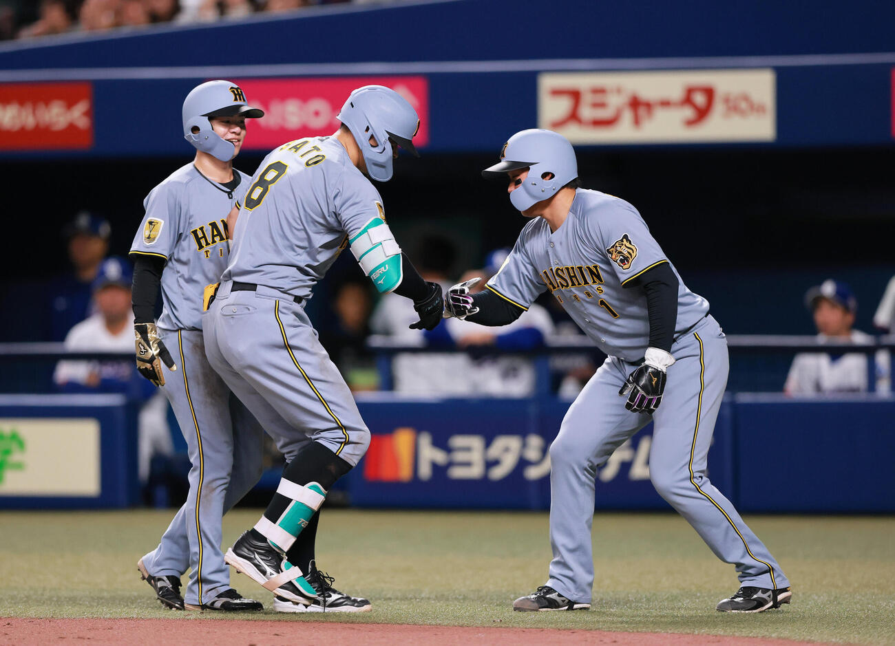 中日対阪神　7回表阪神1死一、二塁、佐藤（中央）は3点本塁打を放ち一走森下とタッチをかわす。左は二走中野（撮影・上山淳一）