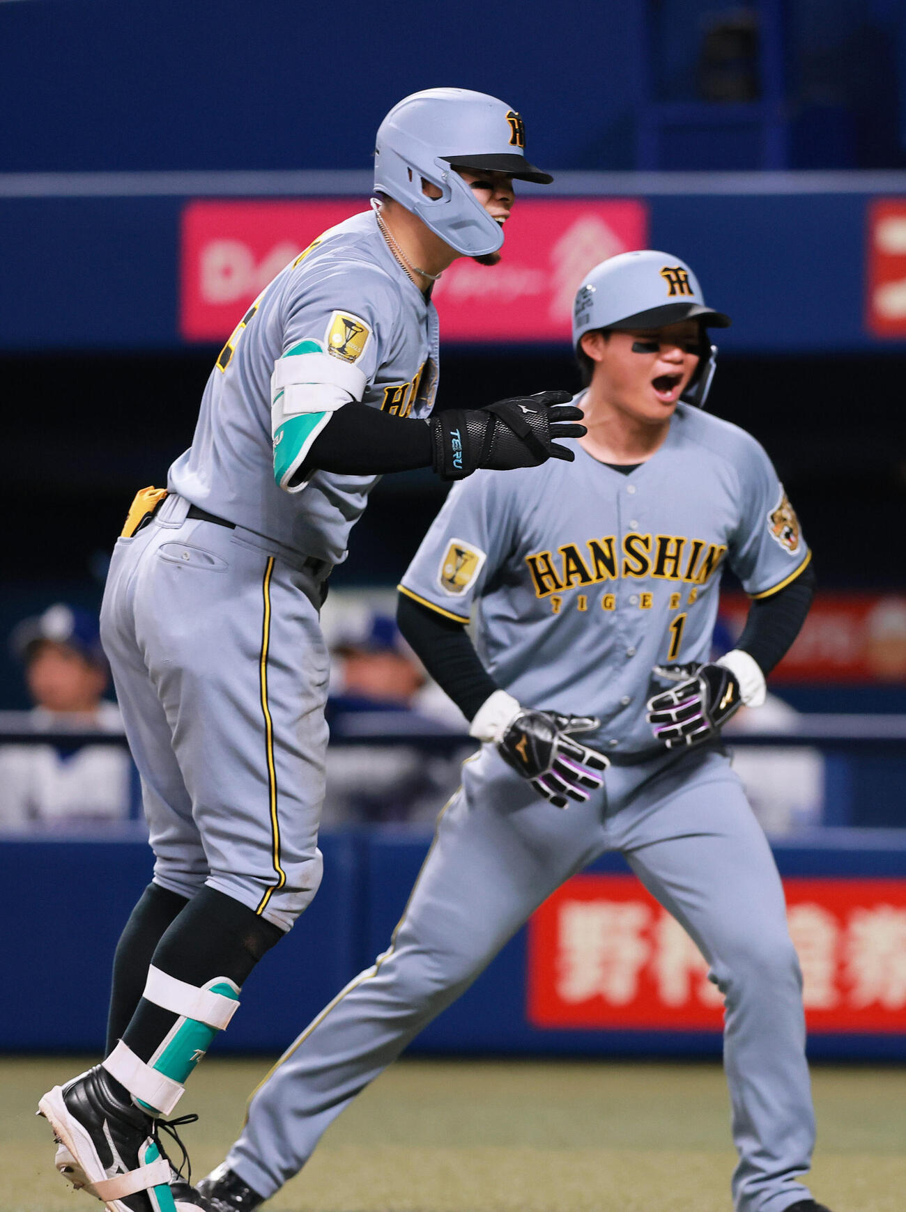 中日対阪神　7回表阪神1死一、二塁、佐藤は3点本塁打を放ち喜ぶ。右は一走森下（撮影・上山淳一）