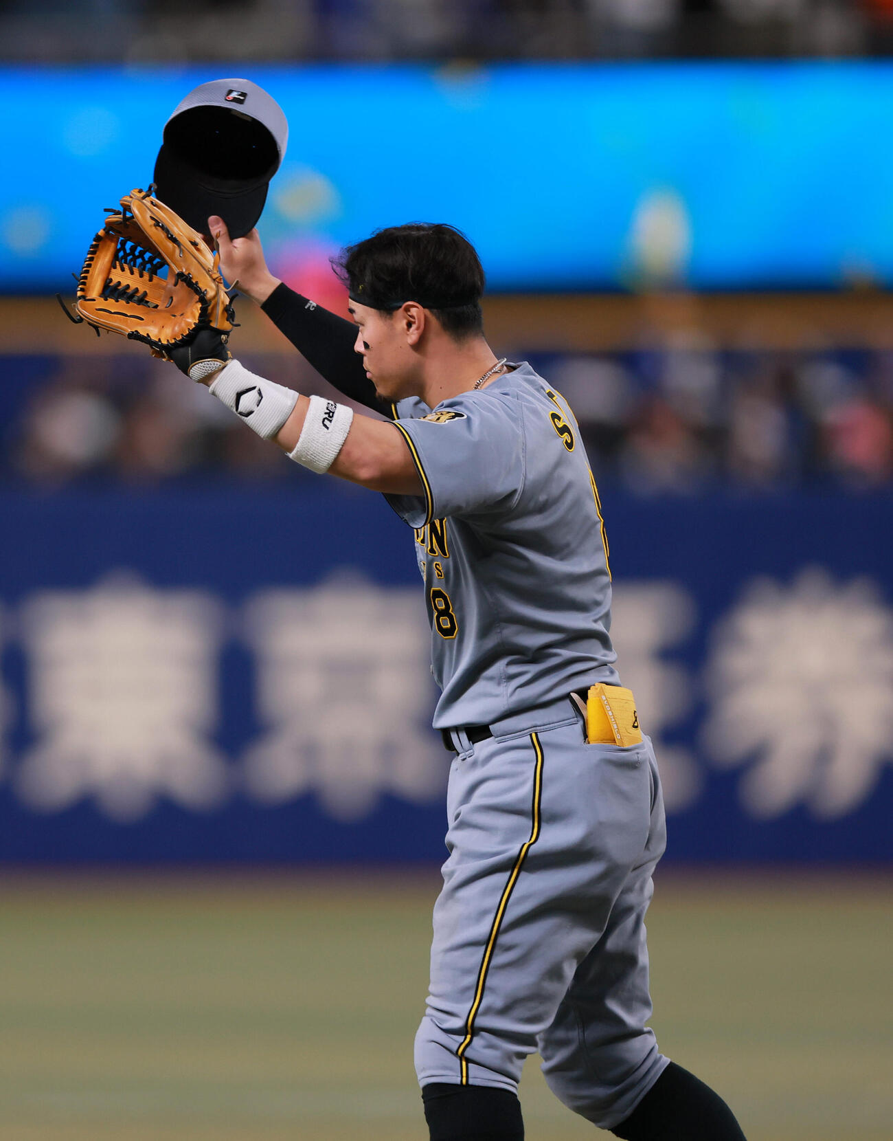 中日対阪神　7回表にソロ本塁打を放った佐藤は攻守交代で守備位置に就きスタンドのファンに帽子を取ってあいさつする（撮影・上山淳一）