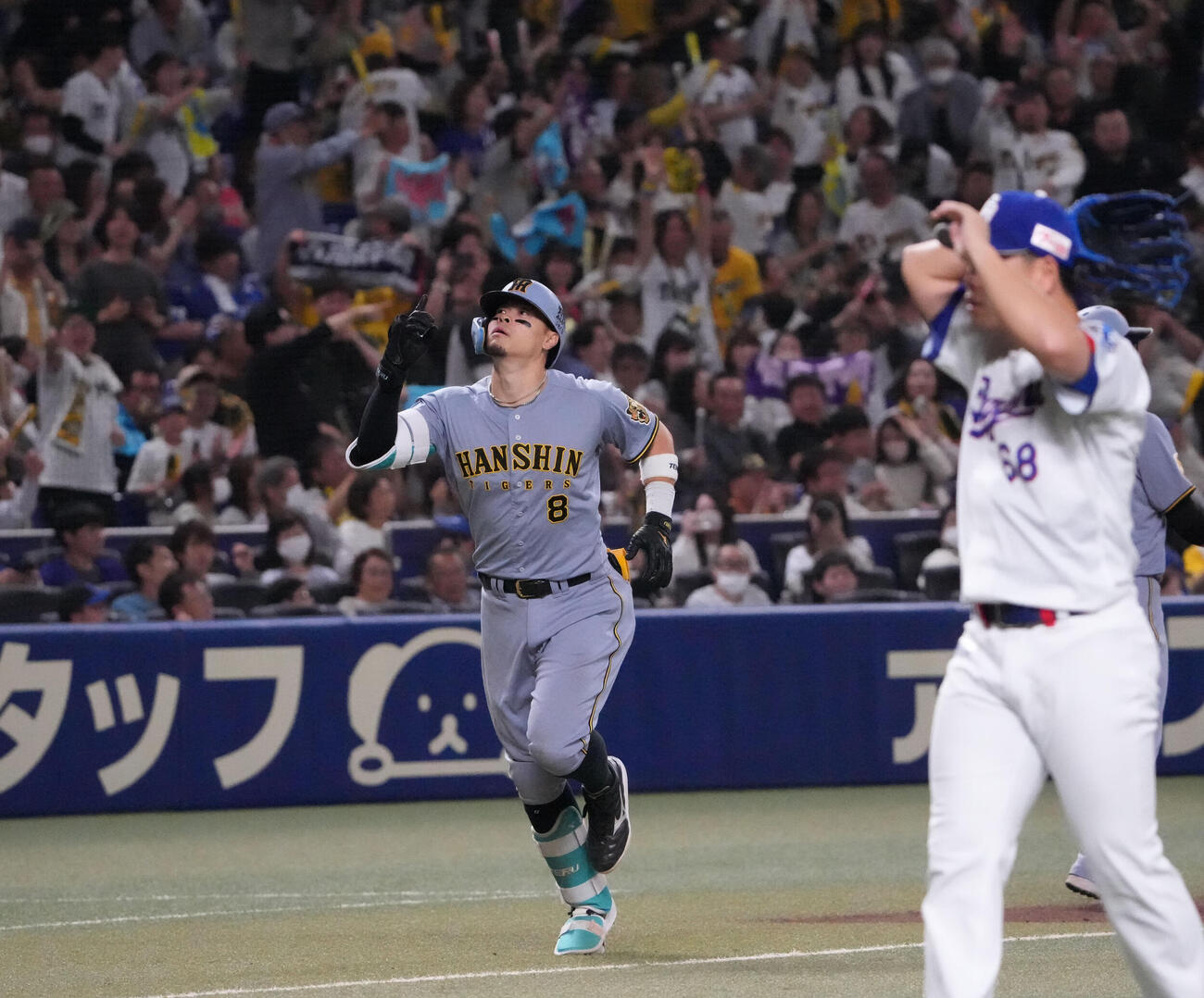 中日対阪神　9回表阪神1死三塁、2点本塁打を放ちダイヤモンドを回る佐藤（左）右は打たれた牧野（撮影・森本幸一）