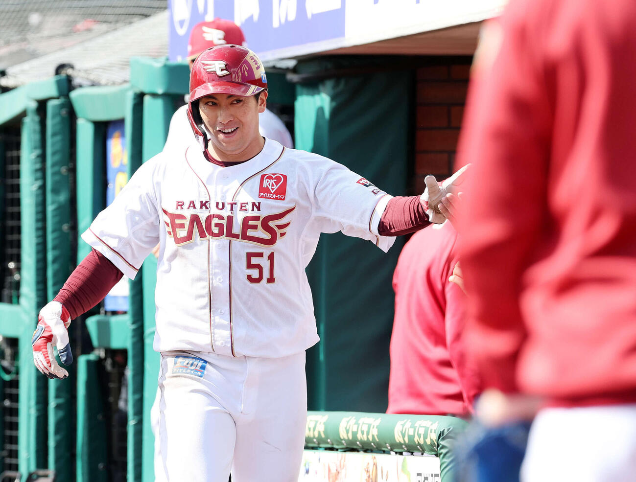 楽天対オリックス　1回裏楽天1死一、三塁、黒川の内野ゴロで小郷（左）が生還しベンチ前で喜ぶ（撮影・鈴木正人）　