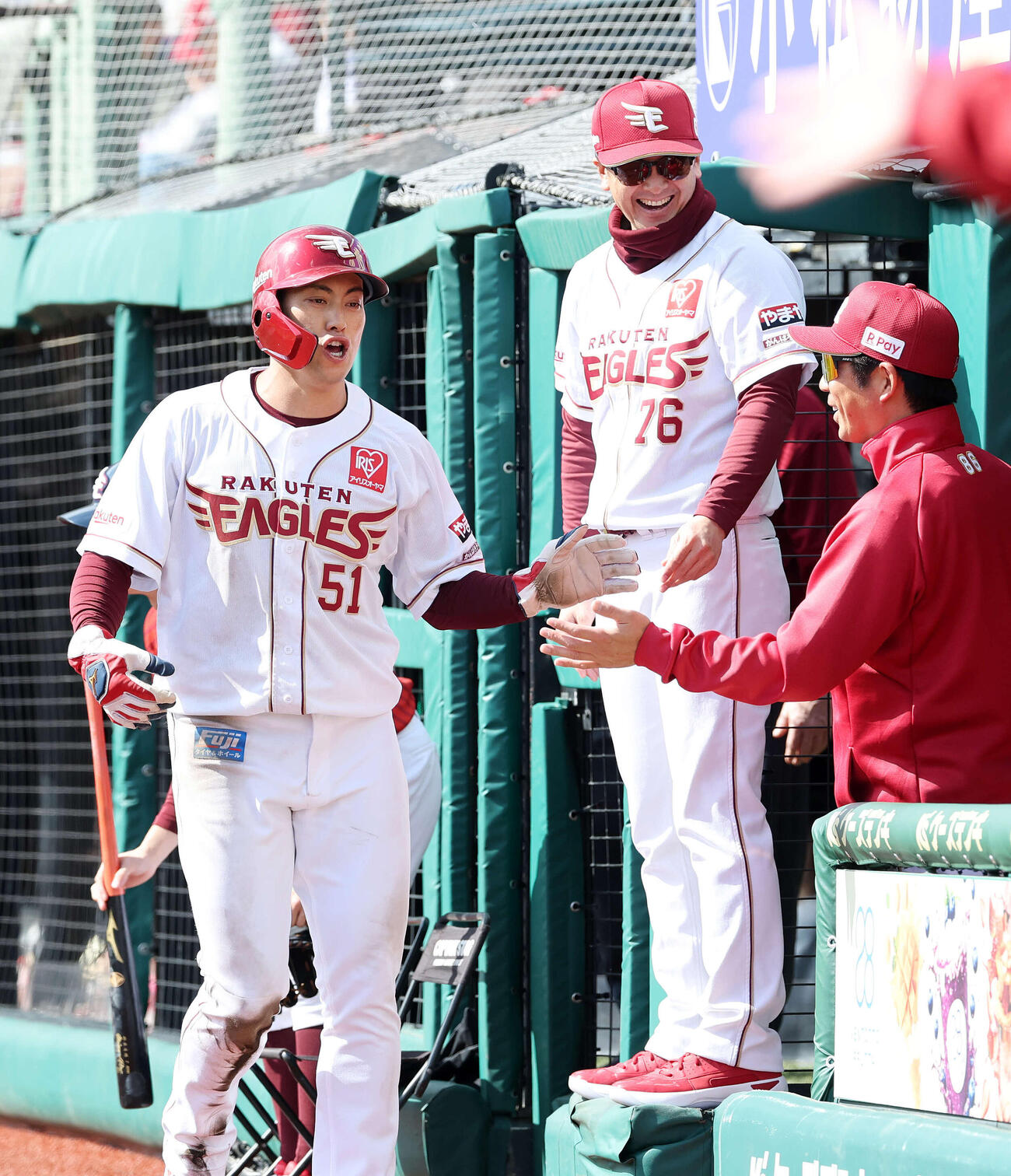 楽天対オリックス　1回裏楽天1死一、三塁、黒川の内野ゴロで小郷（左）が生還しベンチ前で喜ぶ（撮影・鈴木正人）　