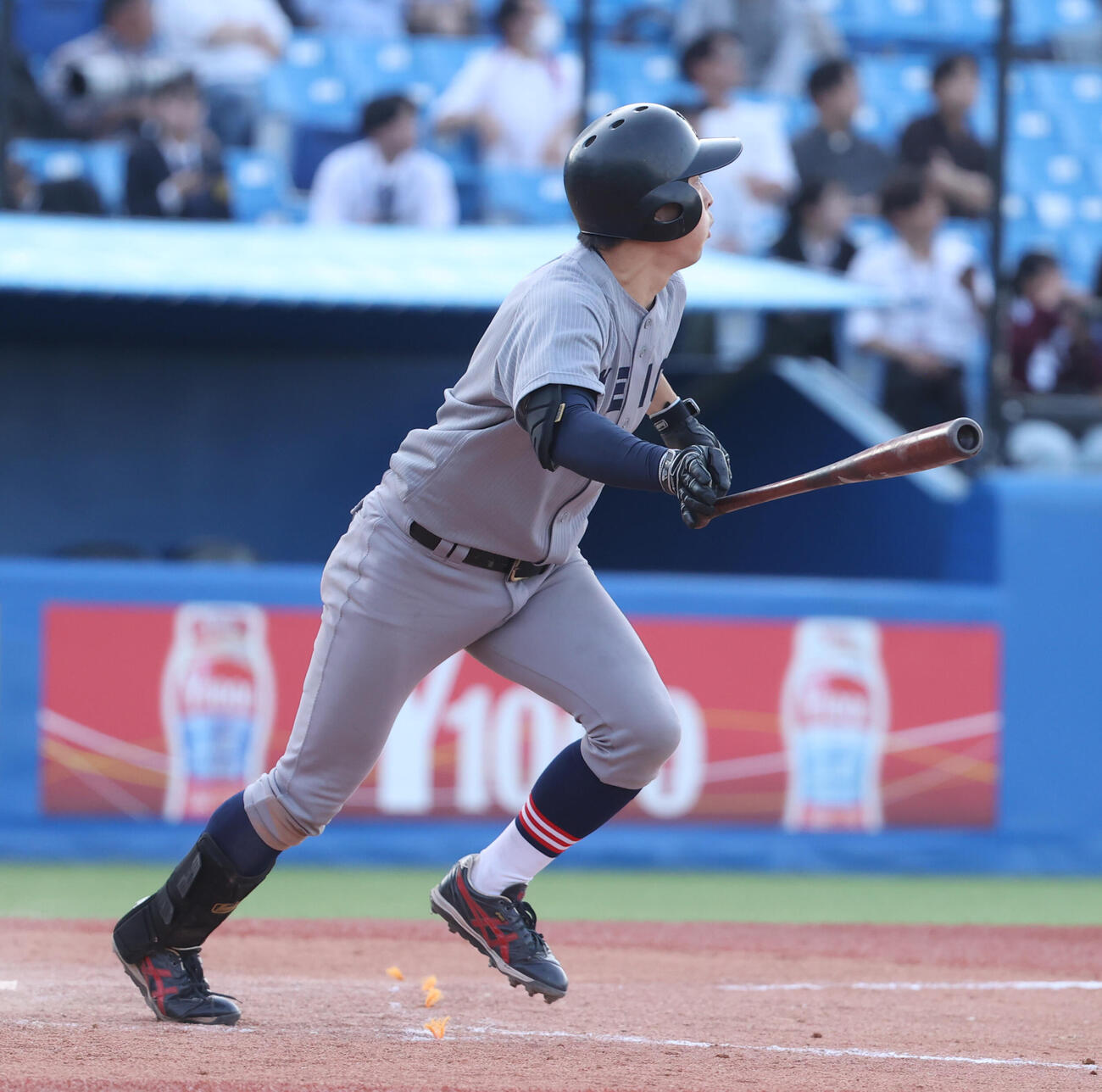 慶大対立大　9回表慶大2死三塁、小原は左越えに本塁打を放つ（撮影・柴田隆二）